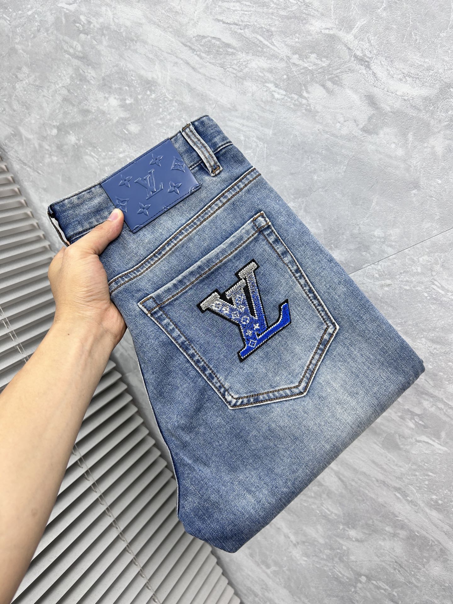NO:865387,LV’26 new jeans counter’s best-selling model shares taste and value. It is very comfortable to wear. It is low-key yet luxurious. It is very classy when worn. The style and cut of the pants are needless to say. The upper body is exquisite and vivid. Really first-class and top-quality materials. Really top-level casual pants, using Turkish cotton. The most famous denim fabric is produced with outstanding quality. After heavy washing, the pants are very soft. The straight-leg version is not picky. The upper body is absolutely stylish and extremely luxurious!  Code number 29-38.No 37,,louis vuitton,jeans,19860909LV’26年新品牛仔裤专柜热销款 品味与价值共享 身穿着非常舒适 低调不失奢华 穿出去非常有档次,裤型款式和裁剪亦无需多言 上身精致跃然.真正一等一顶级质料 真正殿堂级的休闲裤,选用土耳其的棉花 生产出最有名的单宁布品质卓然 经过重水洗使得裤子很柔软 直脚的版型 不挑人 上身绝对的有型 极度奢华！码数29-38.无37,,louis vuitton,jeans,,Men's clothing