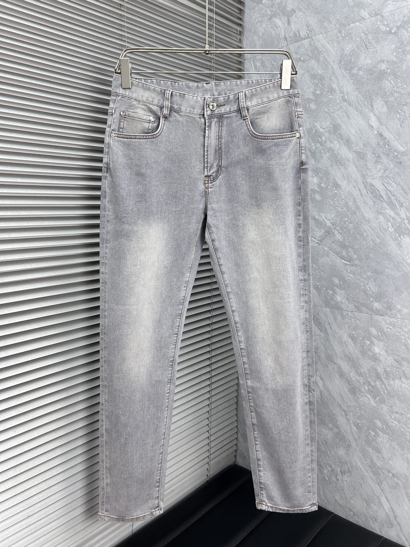 NO:865411,Babao's 26th new jeans counter's best-selling model shares taste and value. It is very comfortable to wear. It is low-key yet luxurious. It is very classy when worn. The style and cut of the pants need no introduction. The upper body is exquisite and vivid. Really first-class top quality materials. Really top-level casual pants, using Turkish cotton. The most famous denim fabric is produced with outstanding quality. After heavy washing, the pants are very soft. The straight-leg version is not picky. The upper body is absolutely stylish and extremely luxurious!  Code number 29-38.No 37,,burberry,jeans,19860909巴宝‘’26年新品牛仔裤专柜热销款 品味与价值共享 身穿着非常舒适 低调不失奢华 穿出去非常有档次,裤型款式和裁剪亦无需多言 上身精致跃然.真正一等一顶级质料 真正殿堂级的休闲裤,选用土耳其的棉花 生产出最有名的单宁布品质卓然 经过重水洗使得裤子很柔软 直脚的版型 不挑人 上身绝对的有型 极度奢华！码数29-38.无37,,burberry,jeans,,Men's clothing