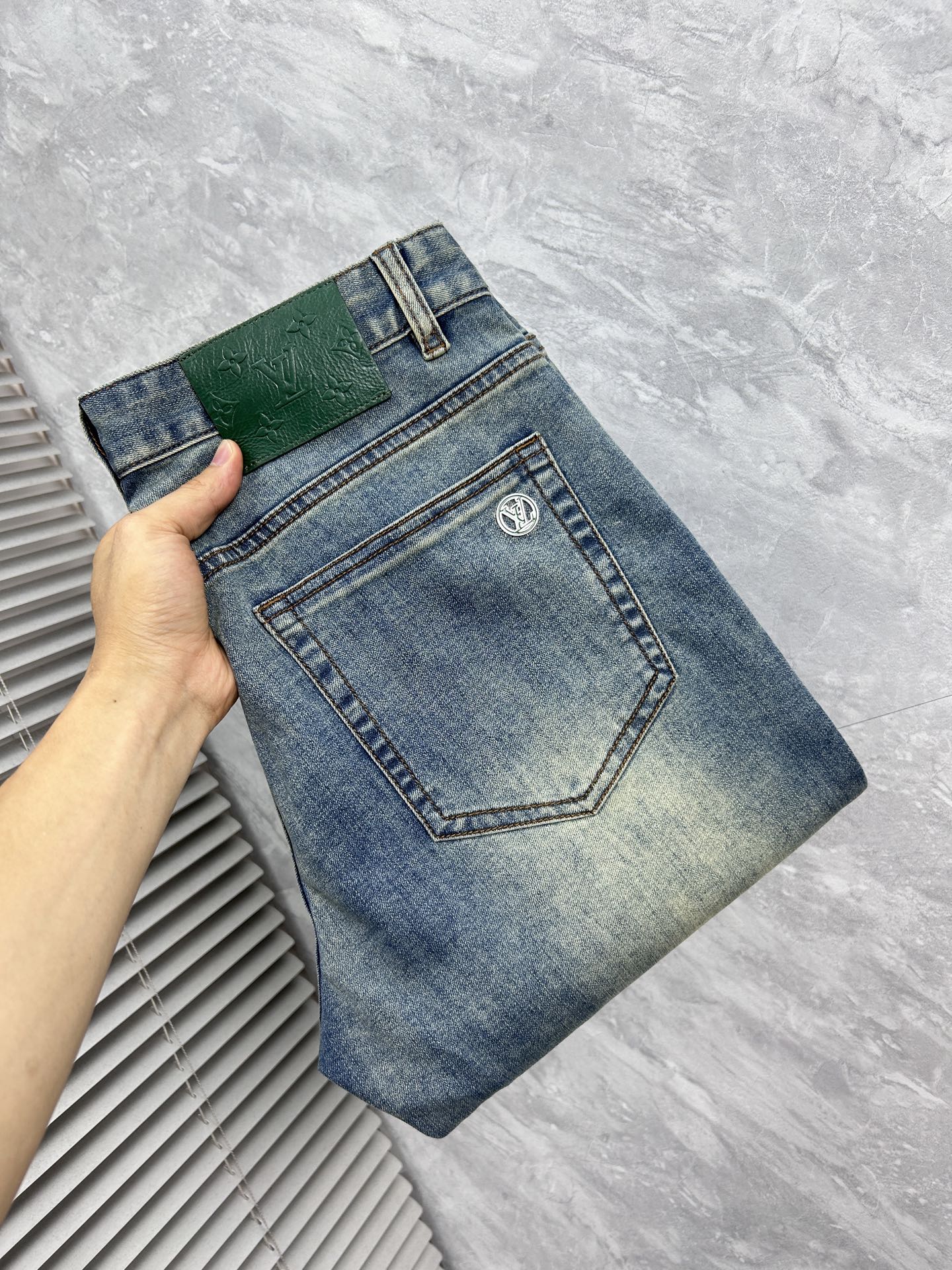 NO:865399,LV's 26th new jeans counter's best-selling model shares taste and value. It is very comfortable to wear. It is low-key yet luxurious. It is very classy to wear, and the style and cut of the pants are needless to say. The upper body is exquisite and vivid. Really first-class top quality materials. Really top-level casual pants, using Turkish cotton. The most famous denim fabric is produced with outstanding quality. After heavy washing, the pants are very soft. The straight-leg version is not picky. The upper body is absolutely stylish and extremely luxurious!  Code number 29-38.No 37,,louis vuitton,jeans,19860909LV‘’26年新品牛仔裤专柜热销款 品味与价值共享 身穿着非常舒适 低调不失奢华 穿出去非常有档次,裤型款式和裁剪亦无需多言 上身精致跃然.真正一等一顶级质料 真正殿堂级的休闲裤,选用土耳其的棉花 生产出最有名的单宁布品质卓然 经过重水洗使得裤子很柔软 直脚的版型 不挑人 上身绝对的有型 极度奢华！码数29-38.无37,,louis vuitton,jeans,,Men's clothing