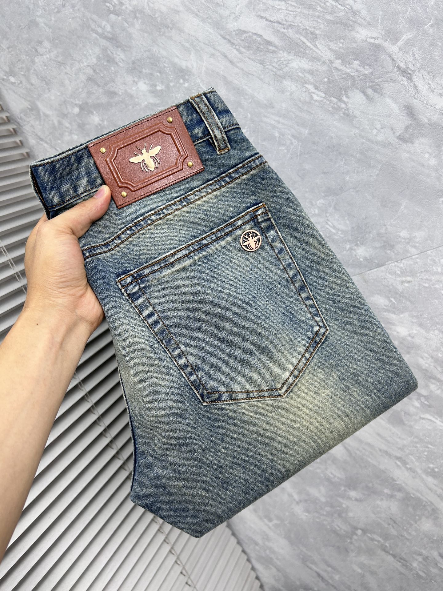 NO:865425,dr''26 new jeans counter's best-selling model shares taste and value. It is very comfortable to wear. It is low-key yet luxurious. It is very classy when worn. Needless to say the trousers style and cut, the upper body is exquisite and vivid. Really first-class and top-quality materials. Really top-level casual pants, using Turkish cotton. The most famous denim fabric is produced with outstanding quality. After heavy washing, the pants are very soft. The straight-leg version is not picky. The upper body is absolutely stylish and extremely luxurious!  Code number 29-38.No 37,,jeans,19860909dr‘’26年新品牛仔裤专柜热销款 品味与价值共享 身穿着非常舒适 低调不失奢华 穿出去非常有档次,裤型款式和裁剪亦无需多言 上身精致跃然.真正一等一顶级质料 真正殿堂级的休闲裤,选用土耳其的棉花 生产出最有名的单宁布品质卓然 经过重水洗使得裤子很柔软 直脚的版型 不挑人 上身绝对的有型 极度奢华！码数29-38.无37,,jeans,,Men's clothing