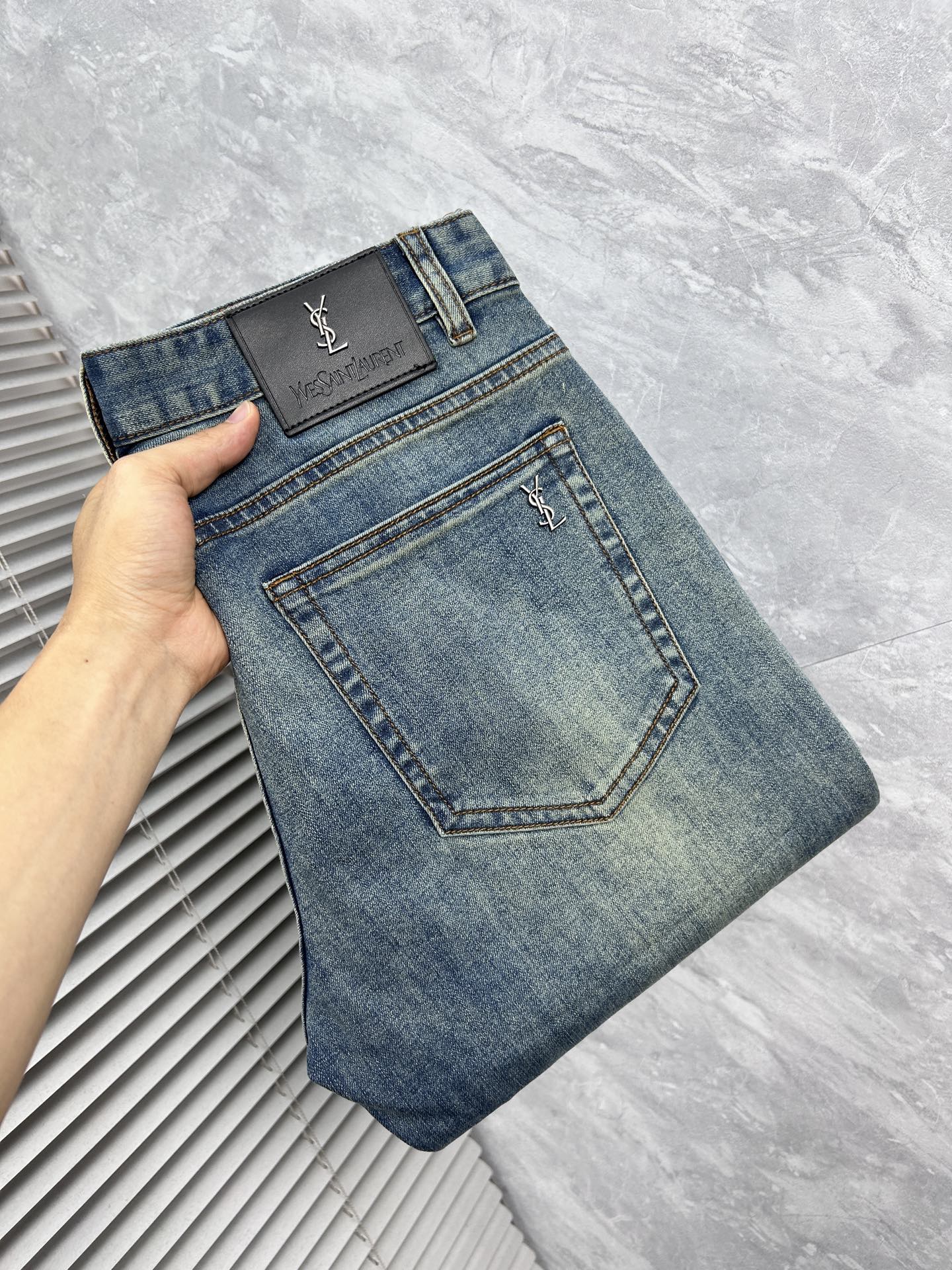 NO:865436,Saint Laurent's '26 new jeans counter's best-selling model shares taste and value. It is very comfortable to wear. It is low-key yet luxurious. It is very classy to wear, and the style and cut of the pants are needless to say. The upper body is exquisite and vivid. Really first-class and top-quality materials. Really palace-level casual pants, using Turkish cotton. The most famous denim fabric is produced with excellent quality. After heavy washing, the pants are very soft. The straight-leg version is not picky and the upper body is absolutely stylish.  Extremely luxurious!  Code number 29-38.No 37,,saint laurent,jeans,19860909圣罗兰‘’26年新品牛仔裤专柜热销款 品味与价值共享 身穿着非常舒适 低调不失奢华 穿出去非常有档次,裤型款式和裁剪亦无需多言 上身精致跃然.真正一等一顶级质料 真正殿堂级的休闲裤,选用土耳其的棉花 生产出最有名的单宁布品质卓然 经过重水洗使得裤子很柔软 直脚的版型 不挑人 上身绝对的有型 极度奢华！码数29-38.无37,,saint laurent,jeans,,Men's clothing