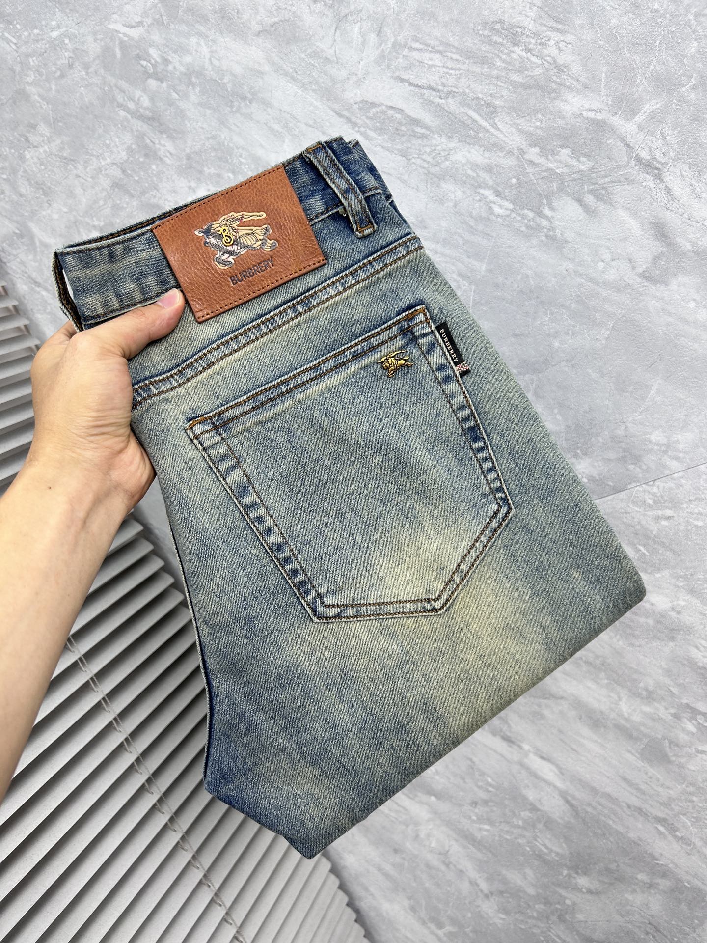 NO:865447,Burberry's '26 new jeans counter's best-selling model shares taste and value. It is very comfortable to wear. It is low-key yet luxurious. It is very classy when worn. The style and cut of the pants are needless to say. The upper body is exquisite and vivid. Really first-class and top-quality materials. Really top-level casual pants, using Turkish cotton. The most famous denim fabric is produced with excellent quality. After heavy washing, the pants are very soft. The straight-leg version is not picky and the upper body is absolutely stylish.  Extremely luxurious!  Code number 29-38.No 37,,burberry,jeans,19860909巴宝莉 ‘’26年新品牛仔裤专柜热销款 品味与价值共享 身穿着非常舒适 低调不失奢华 穿出去非常有档次,裤型款式和裁剪亦无需多言 上身精致跃然.真正一等一顶级质料 真正殿堂级的休闲裤,选用土耳其的棉花 生产出最有名的单宁布品质卓然 经过重水洗使得裤子很柔软 直脚的版型 不挑人 上身绝对的有型 极度奢华！码数29-38.无37,,burberry,jeans,,Men's clothing