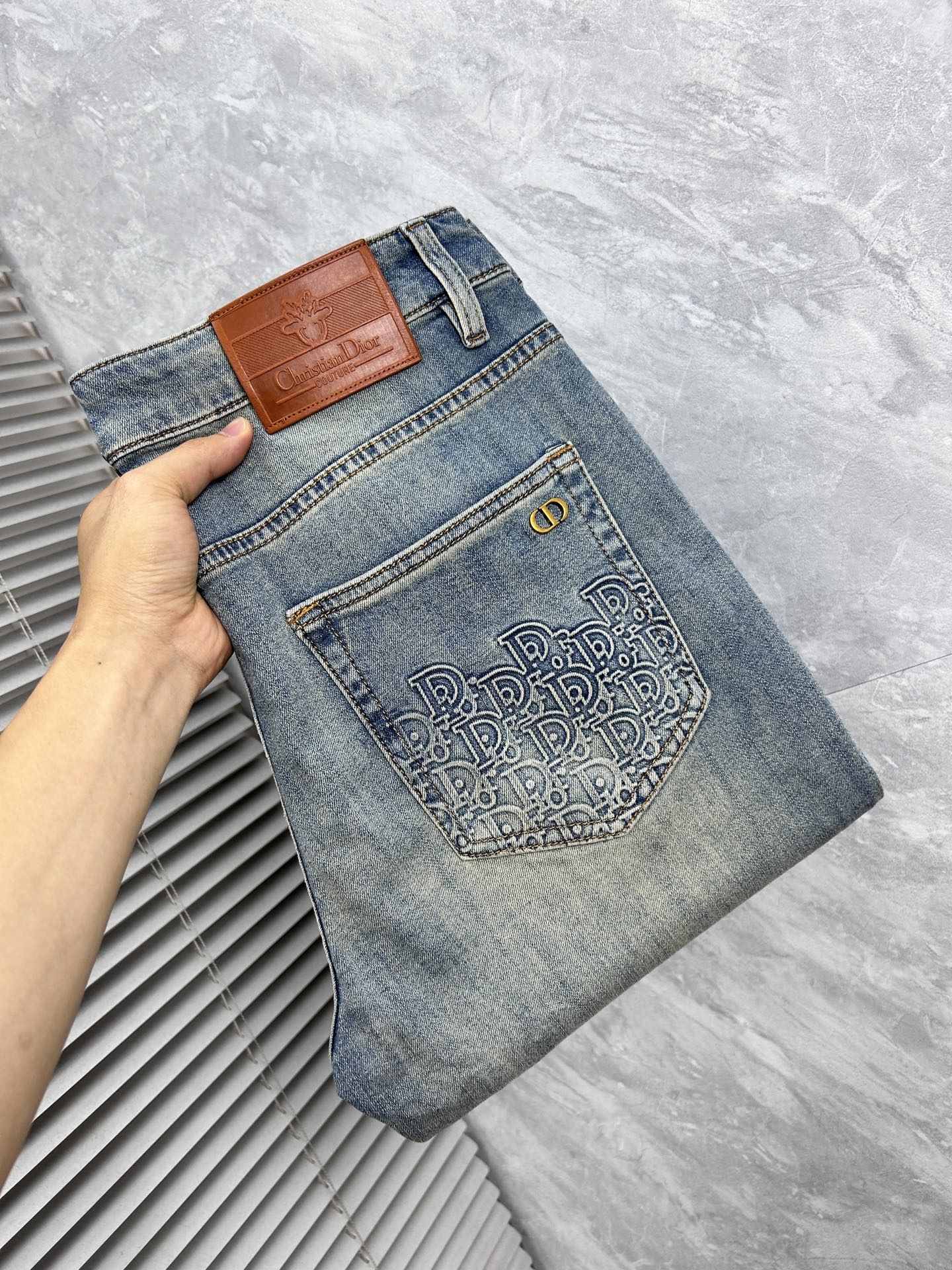 NO:865460,dr''26 new jeans counter's best-selling model shares taste and value. It is very comfortable to wear. It is low-key yet luxurious. It is very classy when worn. Needless to say the trousers style and cut, the upper body is exquisite and vivid. Really first-class and top-quality materials. Really top-level casual pants, using Turkish cotton. The most famous denim fabric is produced with outstanding quality. After heavy washing, the pants are very soft. The straight-leg version is not picky. The upper body is absolutely stylish and extremely luxurious!  Code number 29-38.No 37,,jeans,19860909dr‘’26年新品牛仔裤专柜热销款 品味与价值共享 身穿着非常舒适 低调不失奢华 穿出去非常有档次,裤型款式和裁剪亦无需多言 上身精致跃然.真正一等一顶级质料 真正殿堂级的休闲裤,选用土耳其的棉花 生产出最有名的单宁布品质卓然 经过重水洗使得裤子很柔软 直脚的版型 不挑人 上身绝对的有型 极度奢华！码数29-38.无37,,jeans,,Men's clothing