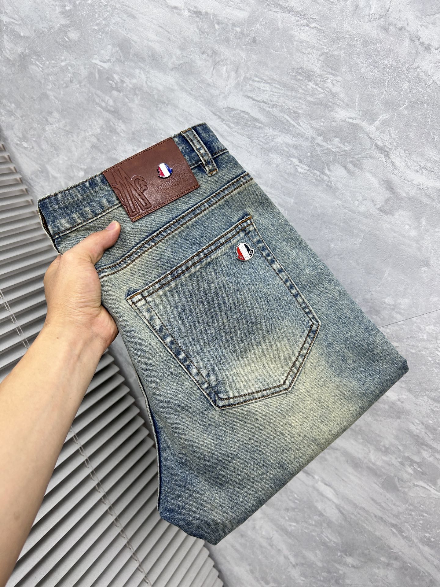 NO:865473,Mengkou's '26 new jeans counter's best-selling model shares taste and value. It is very comfortable to wear. It is low-key yet luxurious. It is very classy to wear, and the style and tailoring of the pants are needless to say. The upper body is exquisite and vivid. Really first-class top quality materials. Really top-level casual pants, using Turkish cotton. The most famous denim fabric is produced with outstanding quality. After heavy washing, the pants are very soft. The straight-leg version is not picky. The upper body is absolutely stylish and extremely luxurious!  Size 29-38.No 37,,Moncler,jeans,19860909蒙口 ‘’26年新品牛仔裤专柜热销款 品味与价值共享 身穿着非常舒适 低调不失奢华 穿出去非常有档次,裤型款式和裁剪亦无需多言 上身精致跃然.真正一等一顶级质料 真正殿堂级的休闲裤,选用土耳其的棉花 生产出最有名的单宁布品质卓然 经过重水洗使得裤子很柔软 直脚的版型 不挑人 上身绝对的有型 极度奢华！码数29-38.无37,,Moncler,jeans,,Men's clothing