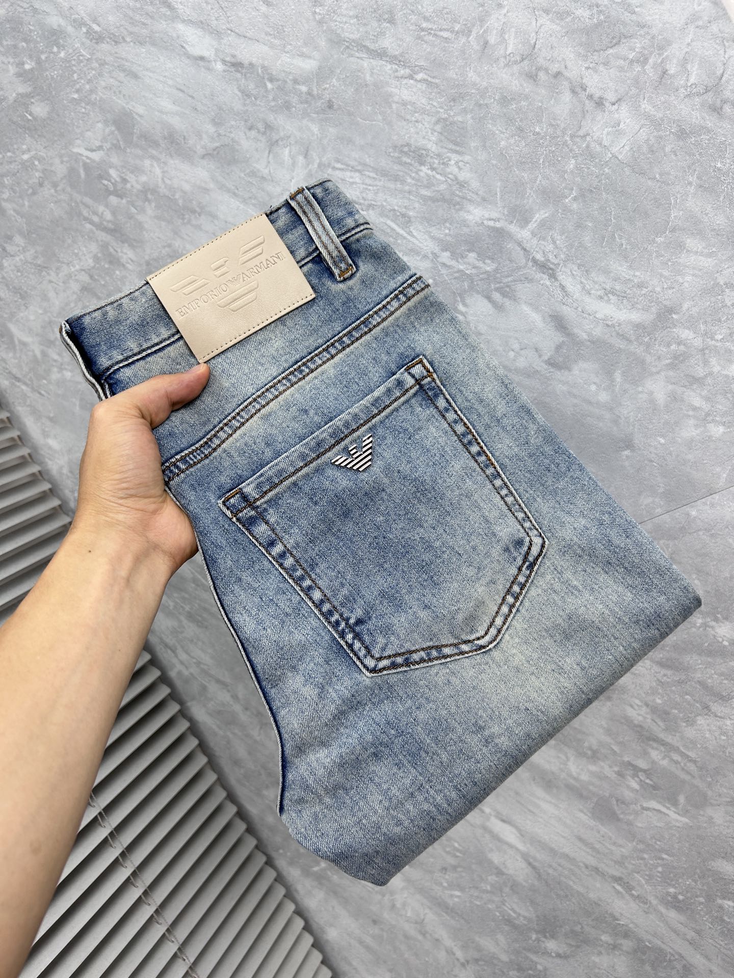 NO:865362,Amma's 26th new jeans counter's best-selling model shares taste and value. It is very comfortable to wear. It is low-key yet luxurious. It is very classy when worn. Needless to say the trousers style and cut, the upper body is exquisite and vivid. Really first-class top quality materials. Really top-level casual pants, using Turkish cotton. The most famous denim fabric is produced with outstanding quality. After heavy washing, the pants are very soft. The straight-leg version is not picky. The upper body is absolutely stylish and extremely luxurious!  Code number 29-38.No 37,,jeans,19860909阿玛‘’26年新品牛仔裤专柜热销款 品味与价值共享 身穿着非常舒适 低调不失奢华 穿出去非常有档次,裤型款式和裁剪亦无需多言 上身精致跃然.真正一等一顶级质料 真正殿堂级的休闲裤,选用土耳其的棉花 生产出最有名的单宁布品质卓然 经过重水洗使得裤子很柔软 直脚的版型 不挑人 上身绝对的有型 极度奢华！码数29-38.无37,,jeans,,Men's clothing