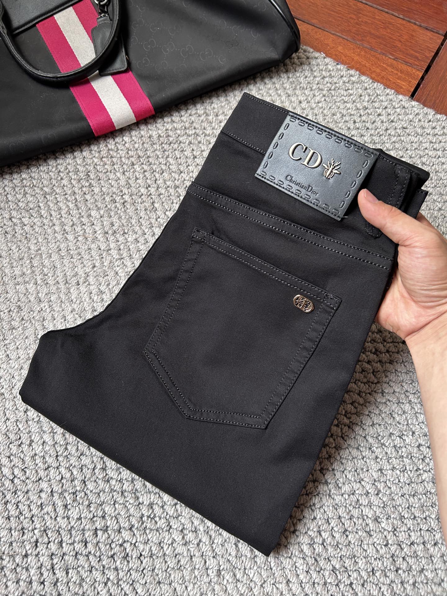 NO:871690,dr spring and summer jeans!  Heavy fermentation and washing process, lyocell color-locked denim fabric, elastic upper body, very comfortable, very classy to wear, needless to say the style and cut of the pants, the G net logo is highly recognizable!  Truly a first-class top trendy product!  Really top-notch jeans with outstanding quality. They have been washed with heavy fermentation and milling to make them very soft!  The upper body is absolutely stylish!  !  !  Size 29——3837,,jeans,19860909dr 春夏牛仔裤！重工酵磨水洗工艺,莱赛尔锁色牛仔面料,带弹力上身非常舒适,穿出去非常有档次,裤型款式和裁剪亦无需多言 ,G网Logo辨识度极高！真正一等一顶级潮品！真正殿堂级的牛仔裤,品质卓然,经过重工酵磨水洗使得裤子很柔软！上身绝对的有型！！！尺码29——3837,,jeans,,Men's clothing