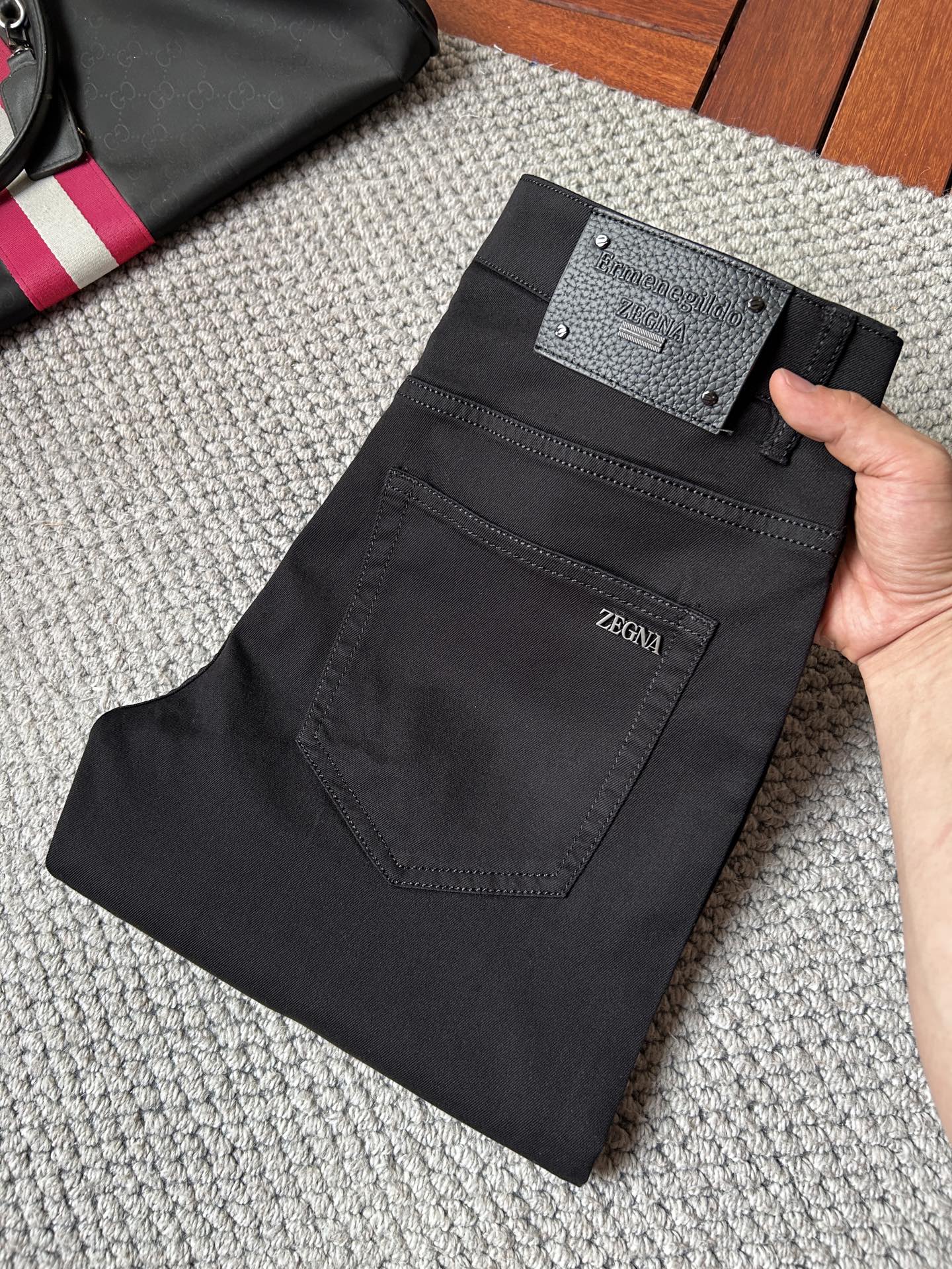 NO:877648,Ermenegildo Zegna spring and summer jeans!  Heavy fermentation and washing process, lyocell color-locked denim fabric, elastic upper body, very comfortable, very classy to wear, needless to say the style and cut of the pants, the G net logo is highly recognizable!  Truly a first-class top trendy product!  Really top-notch jeans with outstanding quality. They have been washed with heavy fermentation and milling to make them very soft!  The upper body is absolutely stylish!  !  !  Size 29——3837,,zegna,jeans,19860909杰尼亚春夏牛仔裤！重工酵磨水洗工艺,莱赛尔锁色牛仔面料,带弹力上身非常舒适,穿出去非常有档次,裤型款式和裁剪亦无需多言 ,G网Logo辨识度极高！真正一等一顶级潮品！真正殿堂级的牛仔裤,品质卓然,经过重工酵磨水洗使得裤子很柔软！上身绝对的有型！！！尺码29——3837,,zegna,jeans,,Men's clothing