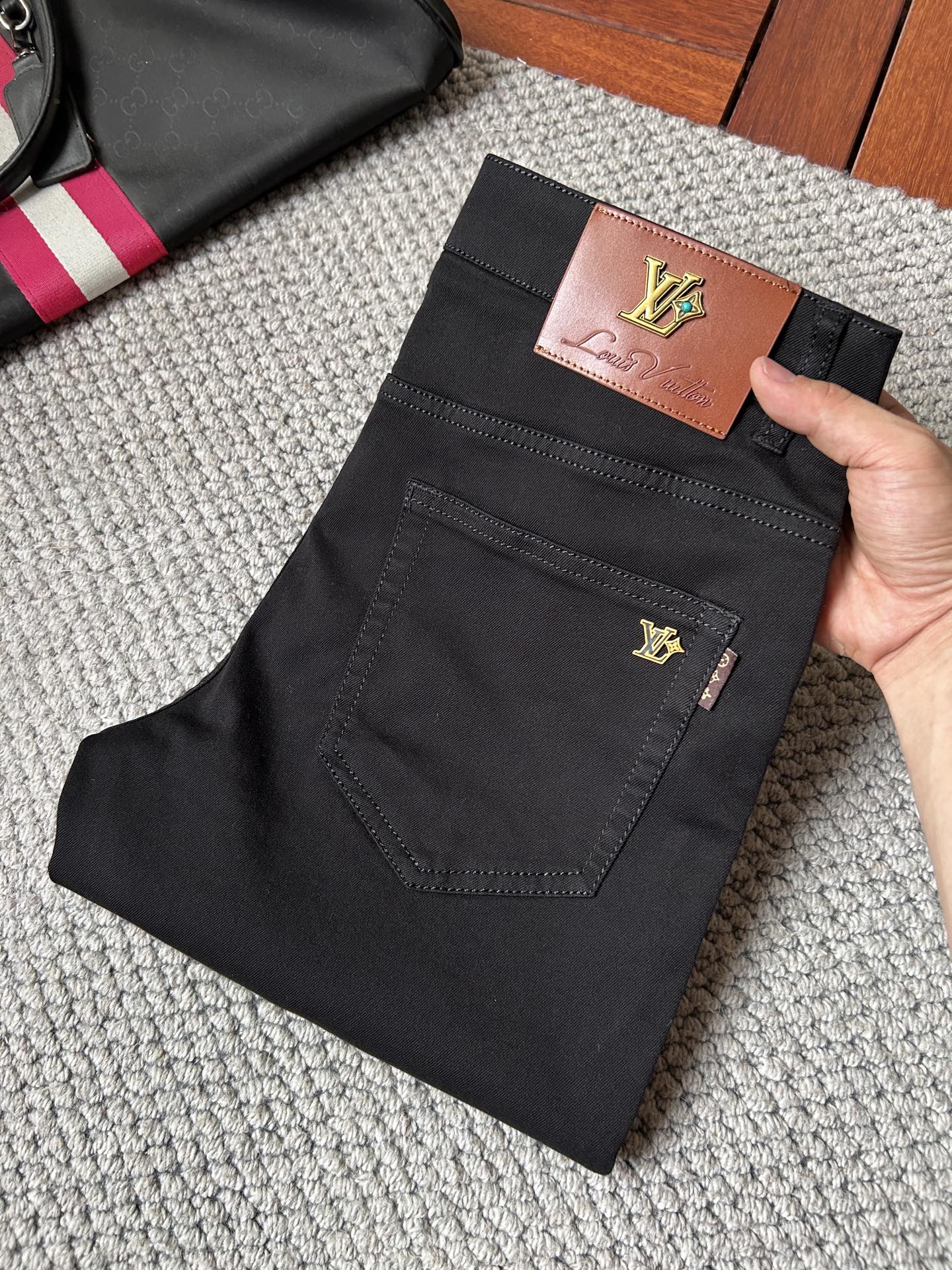 NO:871697,LV spring and summer jeans!  Heavy fermentation and washing process, lyocell color-locked denim fabric, elastic upper body, very comfortable, very classy to wear, needless to say the style and cut of the pants, the G net logo is highly recognizable!  Truly a first-class top trendy product!  Really top-notch jeans with outstanding quality. They have been washed with heavy fermentation and milling to make them very soft!  The upper body is absolutely stylish!  !  !  Size 29——3837,,louis vuitton,jeans,19860909LV春夏牛仔裤！重工酵磨水洗工艺,莱赛尔锁色牛仔面料,带弹力上身非常舒适,穿出去非常有档次,裤型款式和裁剪亦无需多言 ,G网Logo辨识度极高！真正一等一顶级潮品！真正殿堂级的牛仔裤,品质卓然,经过重工酵磨水洗使得裤子很柔软！上身绝对的有型！！！尺码29——3837,,louis vuitton,jeans,,Men's clothing