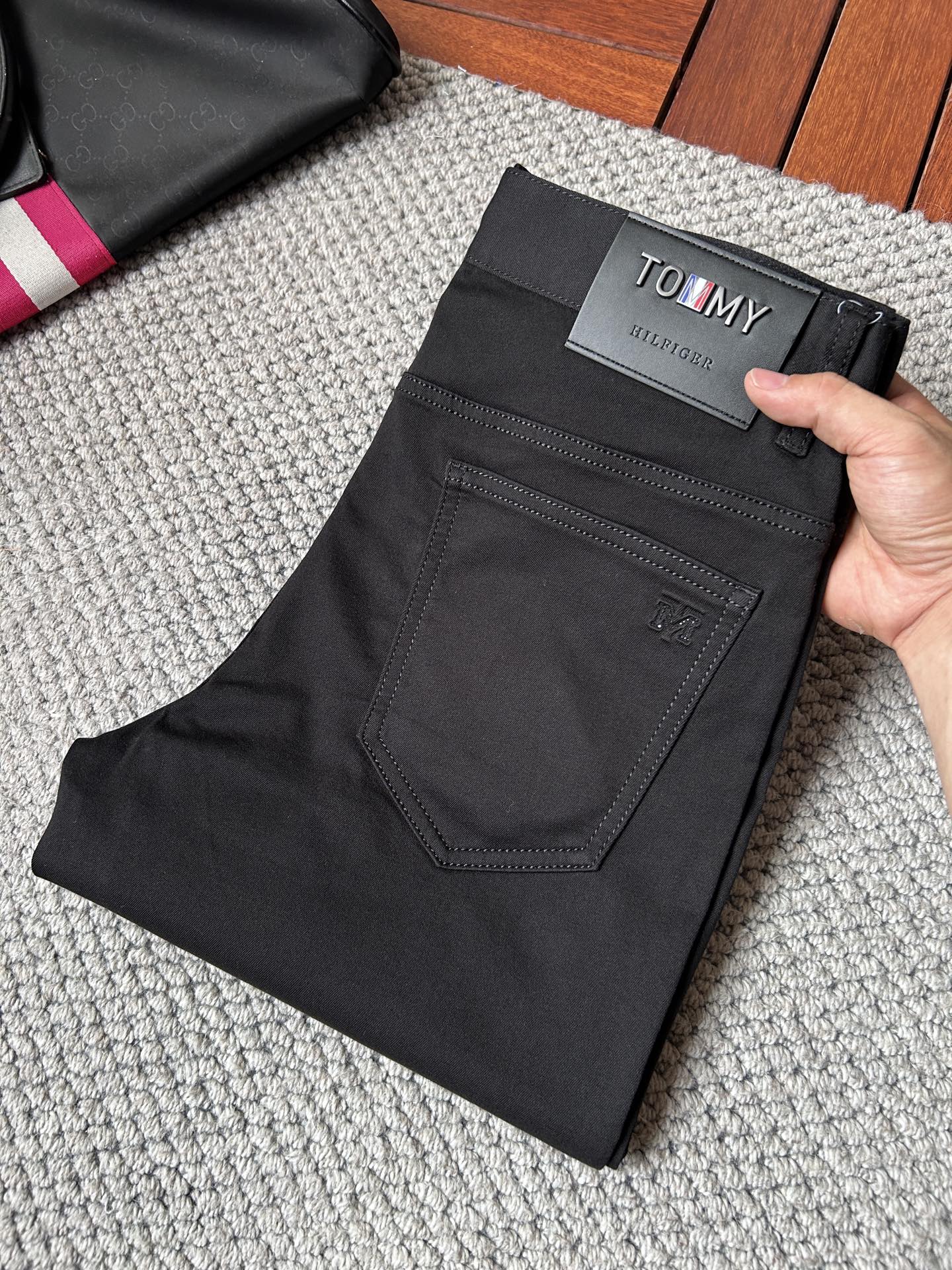 NO:877653,TB spring and summer jeans!  Heavy fermentation and washing process, lyocell color-locked denim fabric, elastic upper body, very comfortable, very classy to wear, needless to say the style and cut of the pants, the G net logo is highly recognizable!  Truly a first-class top trendy product!  Really top-notch jeans with outstanding quality. They have been washed with heavy fermentation and milling to make them very soft!  The upper body is absolutely stylish!  !  !  Size 29——3837,,jeans,19860909TB春夏牛仔裤！重工酵磨水洗工艺,莱赛尔锁色牛仔面料,带弹力上身非常舒适,穿出去非常有档次,裤型款式和裁剪亦无需多言 ,G网Logo辨识度极高！真正一等一顶级潮品！真正殿堂级的牛仔裤,品质卓然,经过重工酵磨水洗使得裤子很柔软！上身绝对的有型！！！尺码29——3837,,jeans,,Men's clothing