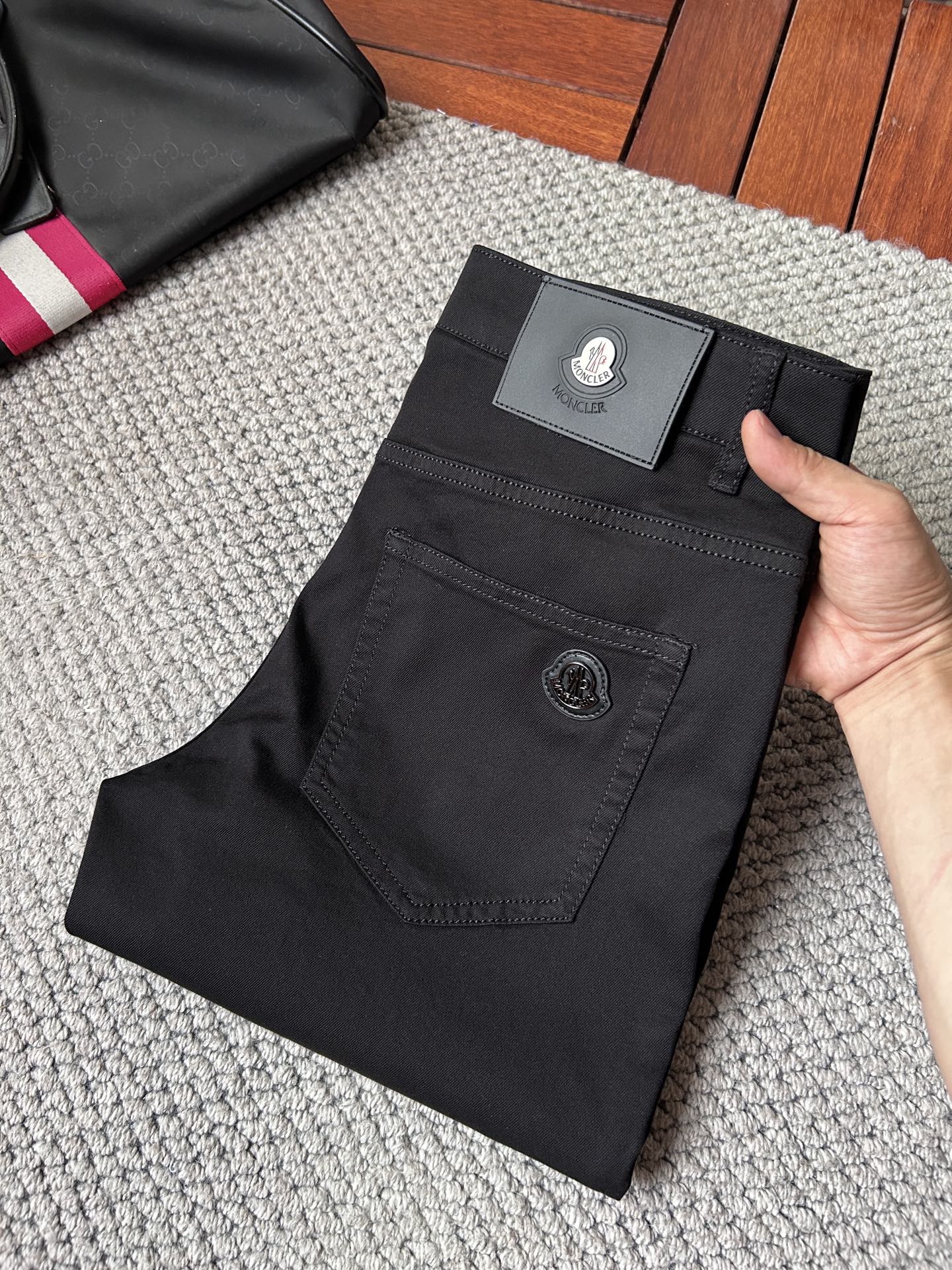 NO:871705,Mouth covered spring and summer jeans!  Heavy fermentation and washing process, lyocell color-locked denim fabric, elastic upper body, very comfortable, very classy to wear, needless to say the style and cut of the pants, the G net logo is highly recognizable!  Truly a first-class top trendy product!  Really top-notch jeans with outstanding quality. They have been washed with heavy fermentation and milling to make them very soft!  The upper body is absolutely stylish!  !  !  Size 29——3837,,Moncler,jeans,19860909蒙口春夏牛仔裤！重工酵磨水洗工艺,莱赛尔锁色牛仔面料,带弹力上身非常舒适,穿出去非常有档次,裤型款式和裁剪亦无需多言 ,G网Logo辨识度极高！真正一等一顶级潮品！真正殿堂级的牛仔裤,品质卓然,经过重工酵磨水洗使得裤子很柔软！上身绝对的有型！！！尺码29——3837,,Moncler,jeans,,Men's clothing