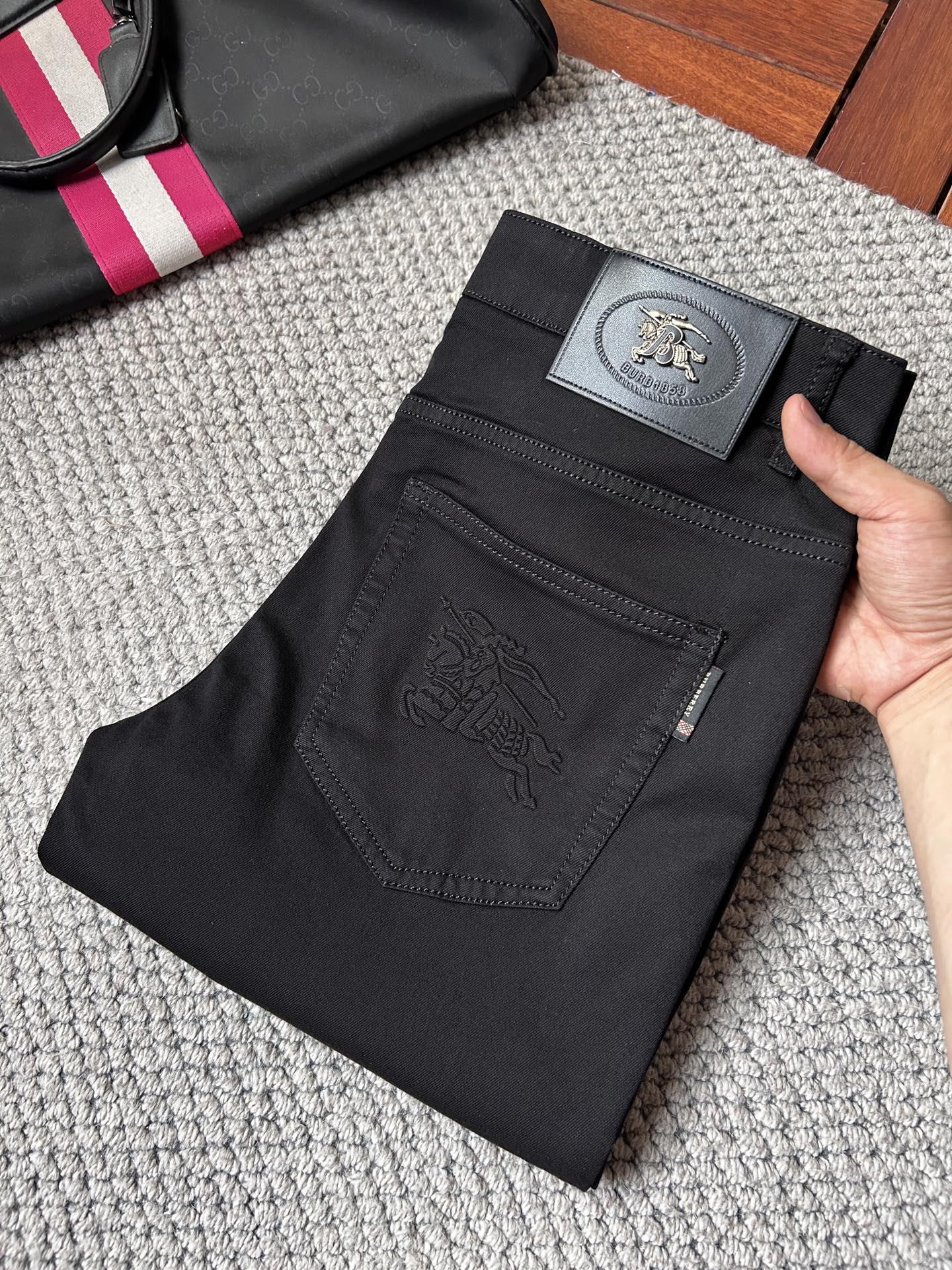 NO:877644,Burberry spring and summer jeans!  Heavy fermentation and washing process, lyocell color-locked denim fabric, elastic upper body, very comfortable, very classy to wear, needless to say the style and cut of the pants, the G net logo is highly recognizable!  Truly a first-class top trendy product!  Really top-notch jeans with outstanding quality. They have been washed with heavy fermentation and milling to make them very soft!  The upper body is absolutely stylish!  !  !  Size 29——3837,,burberry,jeans,19860909巴宝莉春夏牛仔裤！重工酵磨水洗工艺,莱赛尔锁色牛仔面料,带弹力上身非常舒适,穿出去非常有档次,裤型款式和裁剪亦无需多言 ,G网Logo辨识度极高！真正一等一顶级潮品！真正殿堂级的牛仔裤,品质卓然,经过重工酵磨水洗使得裤子很柔软！上身绝对的有型！！！尺码29——3837,,burberry,jeans,,Men's clothing
