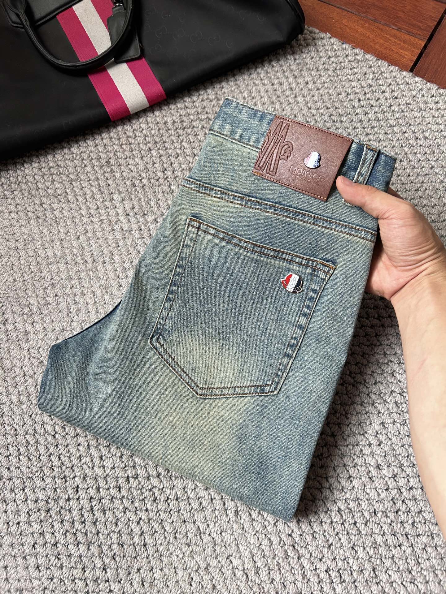 NO:877097,Mengkou, high-end customization, the latest jeans in early spring 2026, sold simultaneously at the counter, original custom-made replicas, customer-supplied hardware accessories, original quality, imported denim fabric with high elasticity, heavy washing, fine workmanship, and excellent upper body!  Preferred items Size: 29-38,,Moncler,jeans,19860909蒙口 高端定制、2026早春最新款牛仔裤 柜台同步发售 原版定制复刻 客供五金辅料 原单品质 进口牛仔面料高弹力 重工洗水 做工走线精细 上身绝佳！优选单品 码数: 29-38,,Moncler,jeans,,Men's clothing