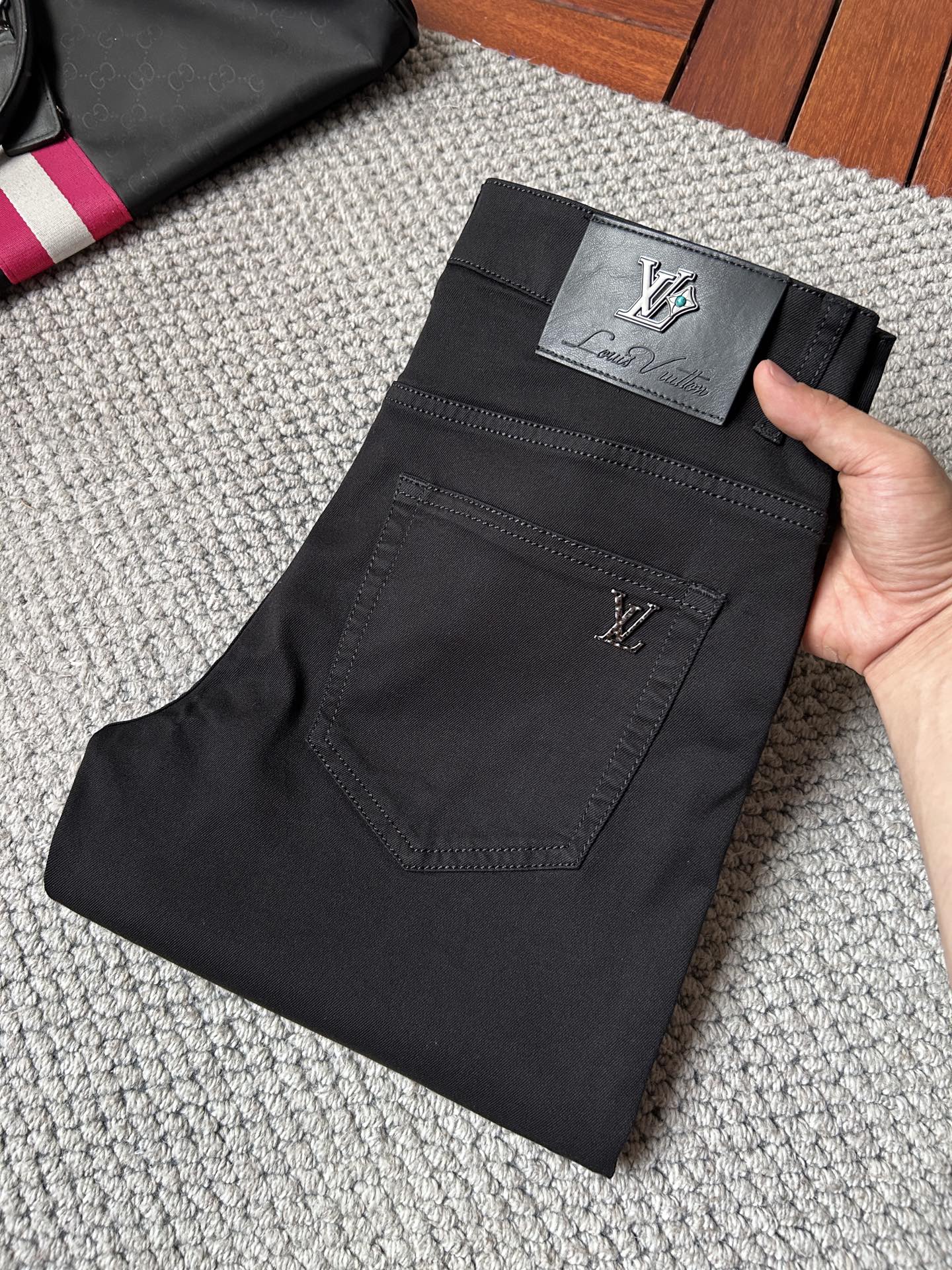 NO:871711,Louis Vuitton spring and summer jeans!  Heavy fermentation and washing process, lyocell color-locked denim fabric, elastic upper body, very comfortable, very classy to wear, needless to say the style and cut of the pants, the G net logo is highly recognizable!  Truly a first-class top trendy product!  Really top-notch jeans with outstanding quality. They have been washed with heavy fermentation and milling to make them very soft!  The upper body is absolutely stylish!  !  !  Size 29——3837,,louis vuitton,jeans,19860909路易威登春夏牛仔裤！重工酵磨水洗工艺,莱赛尔锁色牛仔面料,带弹力上身非常舒适,穿出去非常有档次,裤型款式和裁剪亦无需多言 ,G网Logo辨识度极高！真正一等一顶级潮品！真正殿堂级的牛仔裤,品质卓然,经过重工酵磨水洗使得裤子很柔软！上身绝对的有型！！！尺码29——3837,,louis vuitton,jeans,,Men's clothing