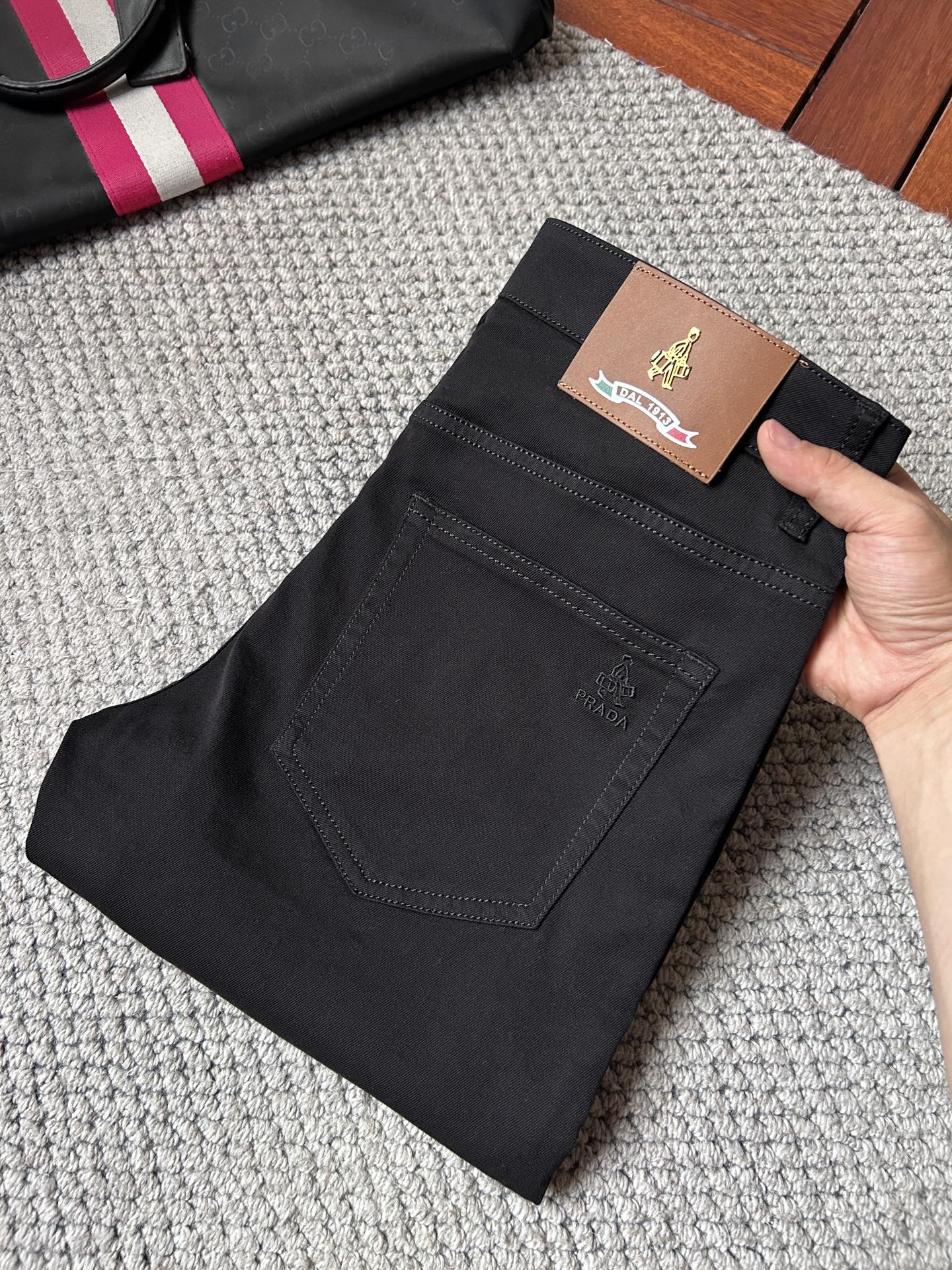 NO:871720,Prada spring and summer jeans!  Heavy fermentation and washing process, lyocell color-locked denim fabric, elastic upper body, very comfortable, very classy to wear, needless to say the style and cut of the pants, the G net logo is highly recognizable!  Truly a first-class top trendy product!  Really top-notch jeans with outstanding quality. They have been washed with heavy fermentation and milling to make them very soft!  The upper body is absolutely stylish!  !  !  Size 29——3837,,prada,jeans,19860909普拉达春夏牛仔裤！重工酵磨水洗工艺,莱赛尔锁色牛仔面料,带弹力上身非常舒适,穿出去非常有档次,裤型款式和裁剪亦无需多言 ,G网Logo辨识度极高！真正一等一顶级潮品！真正殿堂级的牛仔裤,品质卓然,经过重工酵磨水洗使得裤子很柔软！上身绝对的有型！！！尺码29——3837,,prada,jeans,,Men's clothing