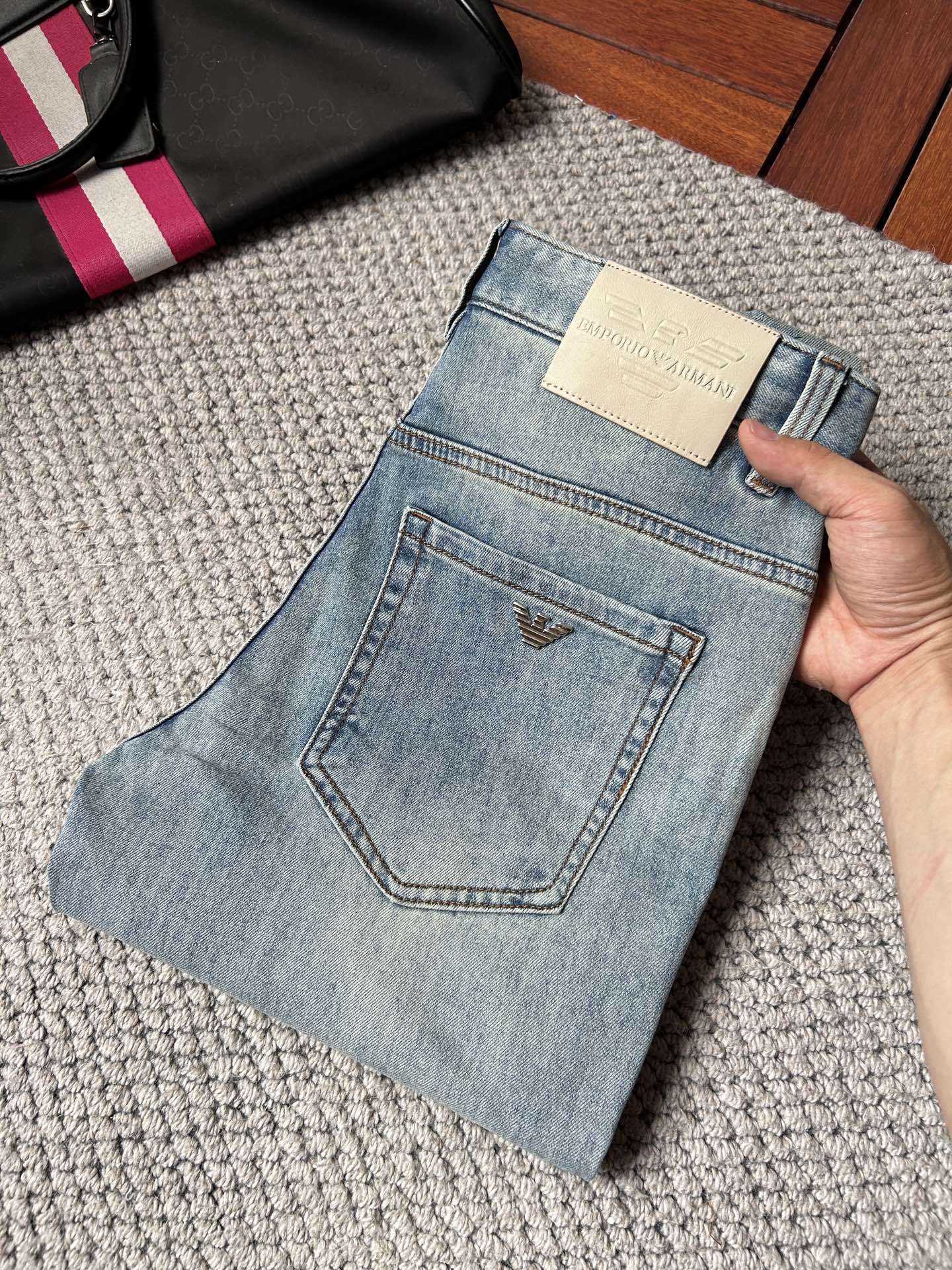 NO:871752,Armani spring and summer jeans!  Heavy fermentation and washing process, lyocell color-locked denim fabric, elastic upper body, very comfortable, very classy to wear, needless to say the style and cut of the pants, the G net logo is highly recognizable!  Truly a first-class top trendy product!  Really top-notch jeans with outstanding quality. They have been washed with heavy fermentation and milling to make them very soft!  The upper body is absolutely stylish!  !  !  Size 29——3837,,armani,jeans,19860909阿玛尼春夏牛仔裤！重工酵磨水洗工艺,莱赛尔锁色牛仔面料,带弹力上身非常舒适,穿出去非常有档次,裤型款式和裁剪亦无需多言 ,G网Logo辨识度极高！真正一等一顶级潮品！真正殿堂级的牛仔裤,品质卓然,经过重工酵磨水洗使得裤子很柔软！上身绝对的有型！！！尺码29——3837,,armani,jeans,,Men's clothing