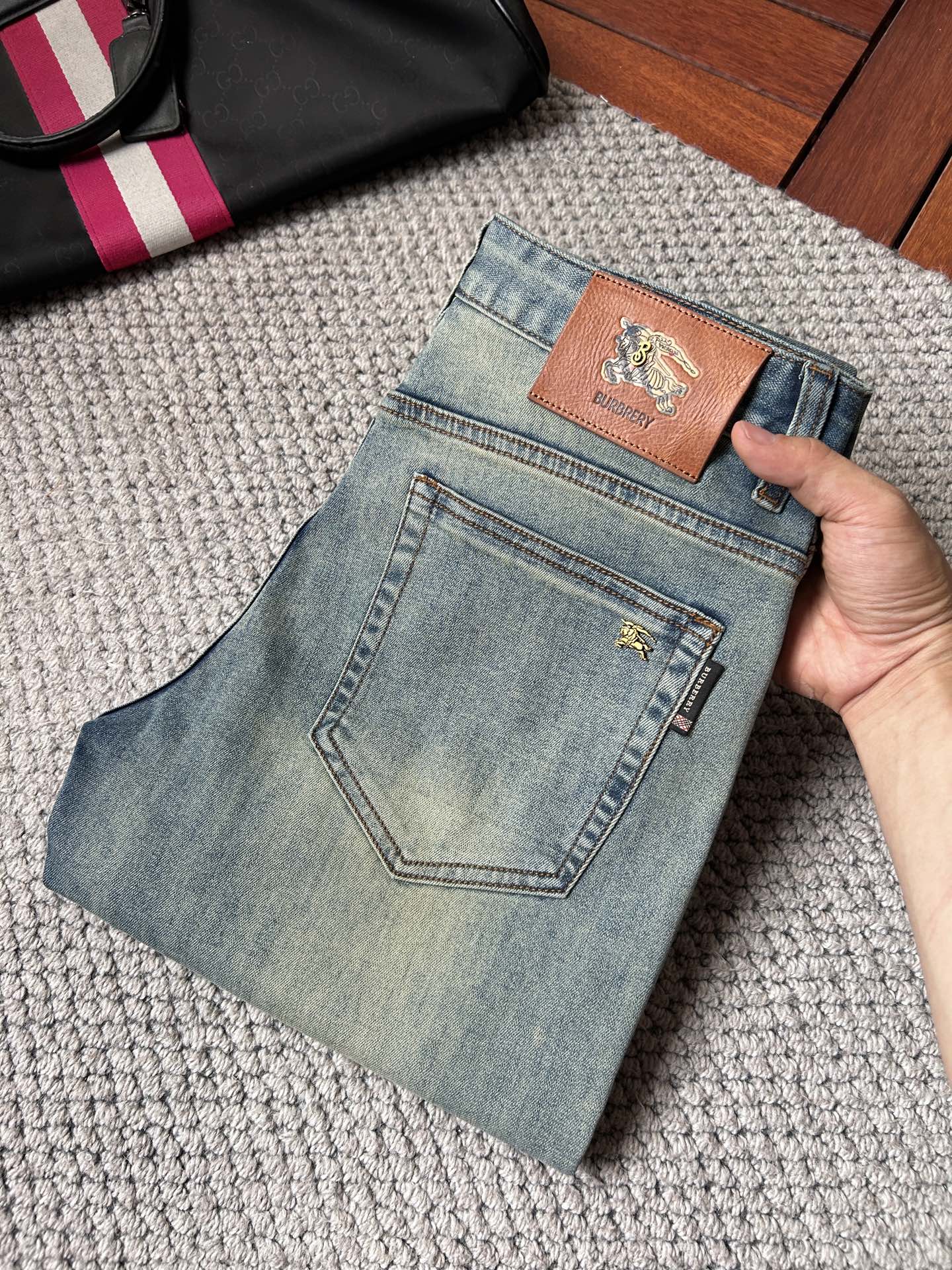 NO:906580,Baba’s spring and summer slim straight jeans!  Heavy fermentation and washing process, lyocell color-locked denim fabric, elastic upper body, very comfortable, very classy to wear, needless to say the style and cut of the pants, the G net logo is highly recognizable!  Truly a first-class top trendy product!  Really top-notch jeans with outstanding quality. They have been washed with heavy fermentation and milling to make them very soft!  The upper body is absolutely stylish!  !  !  Size 29——3837,,burberry,jeans,19860909巴宝‘’春夏修身直筒牛仔裤！重工酵磨水洗工艺,莱赛尔锁色牛仔面料,带弹力上身非常舒适,穿出去非常有档次,裤型款式和裁剪亦无需多言 ,G网Logo辨识度极高！真正一等一顶级潮品！真正殿堂级的牛仔裤,品质卓然,经过重工酵磨水洗使得裤子很柔软！上身绝对的有型！！！尺码29——3837,,burberry,jeans,,Men's clothing