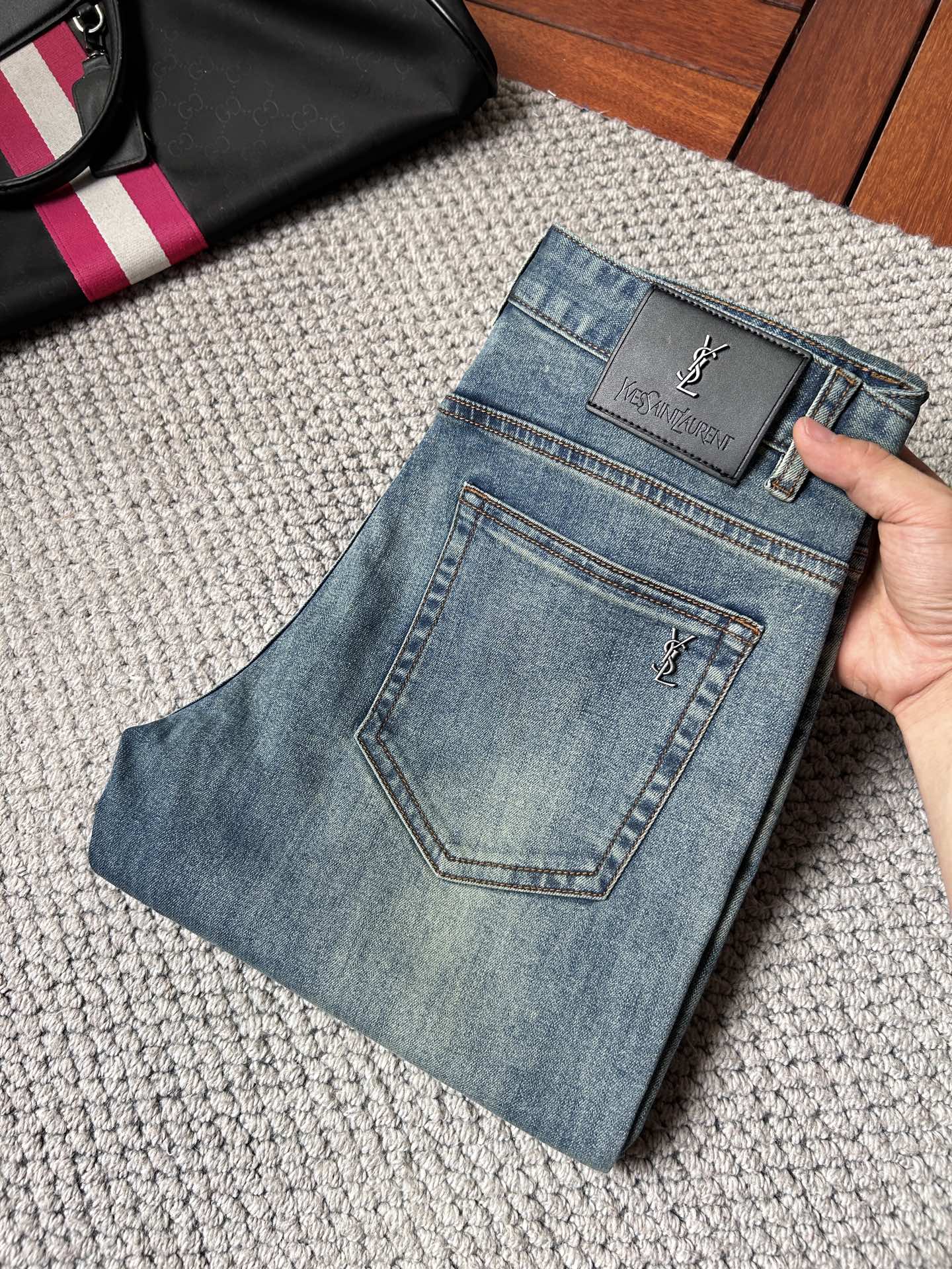 NO:906587,Saint Lo's spring and summer slim straight jeans!  Heavy fermentation and washing process, lyocell color-locked denim fabric, elastic upper body, very comfortable, very classy to wear, needless to say the style and cut of the pants, the G net logo is highly recognizable!  Truly a first-class top trendy product!  Really top-notch jeans with outstanding quality. They have been washed with heavy fermentation and milling to make them very soft!  The upper body is absolutely stylish!  !  !  Size 29——3837,,saint laurent,jeans,19860909圣罗‘’春夏修身直筒牛仔裤！重工酵磨水洗工艺,莱赛尔锁色牛仔面料,带弹力上身非常舒适,穿出去非常有档次,裤型款式和裁剪亦无需多言 ,G网Logo辨识度极高！真正一等一顶级潮品！真正殿堂级的牛仔裤,品质卓然,经过重工酵磨水洗使得裤子很柔软！上身绝对的有型！！！尺码29——3837,,saint laurent,jeans,,Men's clothing