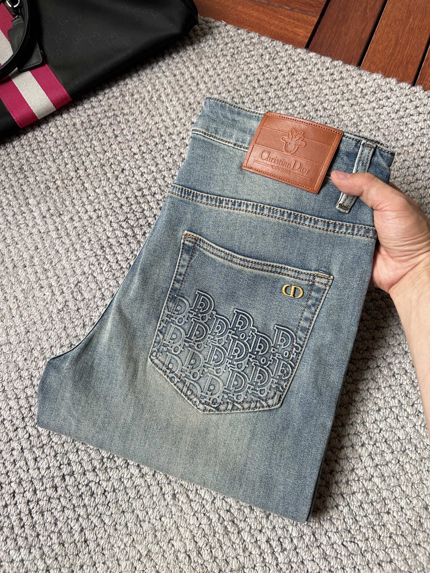 NO:871743,dr spring and summer jeans!  Heavy fermentation and washing process, lyocell color-locked denim fabric, elastic upper body, very comfortable, very classy to wear, needless to say the style and cut of the pants, the G net logo is highly recognizable!  Truly a first-class top trendy product!  Really top-notch jeans with outstanding quality. They have been washed with heavy fermentation and milling to make them very soft!  The upper body is absolutely stylish!  !  !  Size 29——3837,,jeans,19860909dr春夏牛仔裤！重工酵磨水洗工艺,莱赛尔锁色牛仔面料,带弹力上身非常舒适,穿出去非常有档次,裤型款式和裁剪亦无需多言 ,G网Logo辨识度极高！真正一等一顶级潮品！真正殿堂级的牛仔裤,品质卓然,经过重工酵磨水洗使得裤子很柔软！上身绝对的有型！！！尺码29——3837,,jeans,,Men's clothing