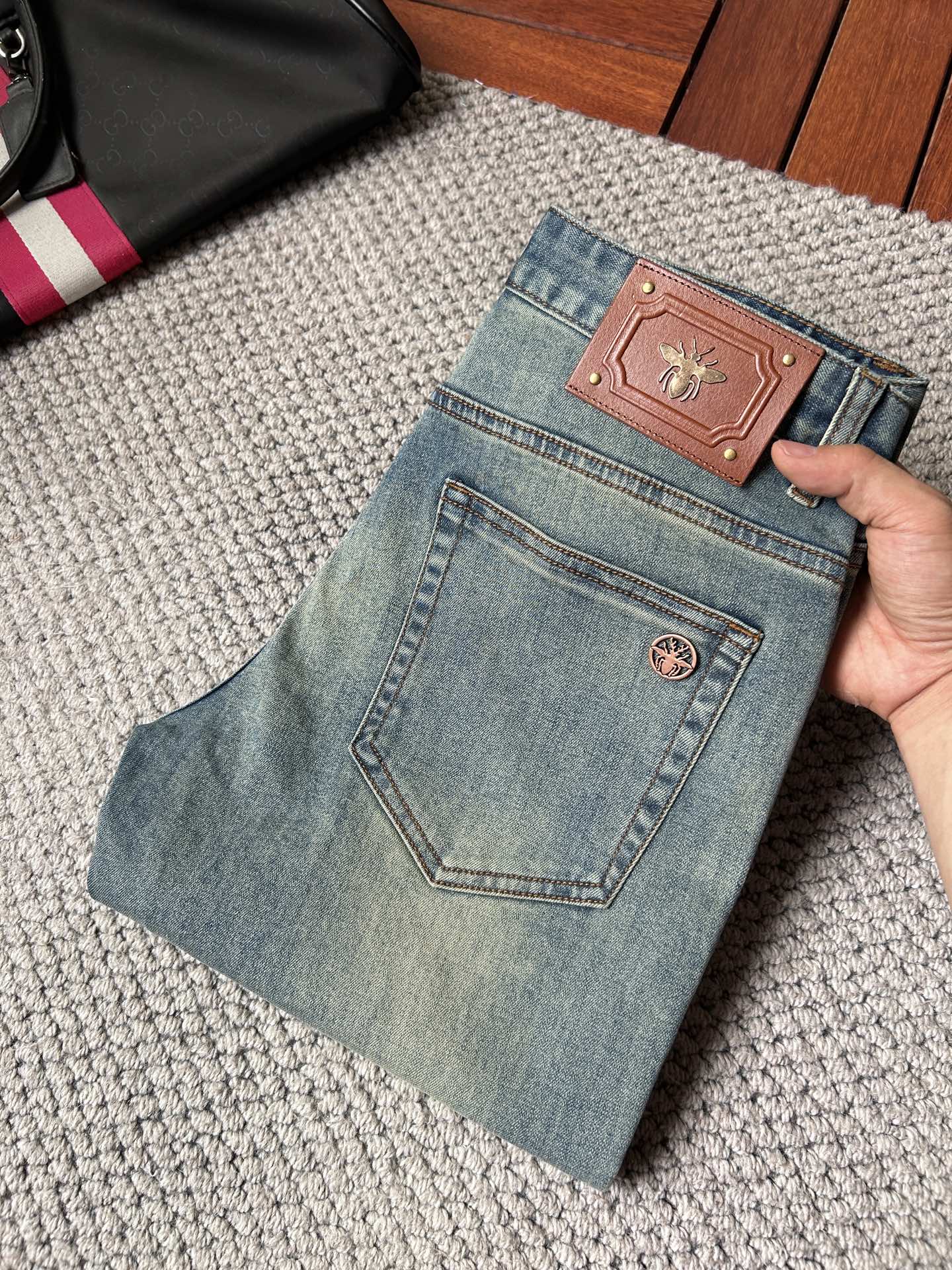 NO:906583,dr'' spring and summer slim straight jeans!  Heavy fermentation and washing process, lyocell color-locked denim fabric, elastic upper body, very comfortable, very classy to wear, needless to say the style and cut of the pants, the G net logo is highly recognizable!  Truly a first-class top trendy product!  Really top-notch jeans with outstanding quality. They have been washed with heavy fermentation and milling to make them very soft!  The upper body is absolutely stylish!  !  !  Size 29——3837,,jeans,19860909dr‘’春夏修身直筒牛仔裤！重工酵磨水洗工艺,莱赛尔锁色牛仔面料,带弹力上身非常舒适,穿出去非常有档次,裤型款式和裁剪亦无需多言 ,G网Logo辨识度极高！真正一等一顶级潮品！真正殿堂级的牛仔裤,品质卓然,经过重工酵磨水洗使得裤子很柔软！上身绝对的有型！！！尺码29——3837,,jeans,,Men's clothing