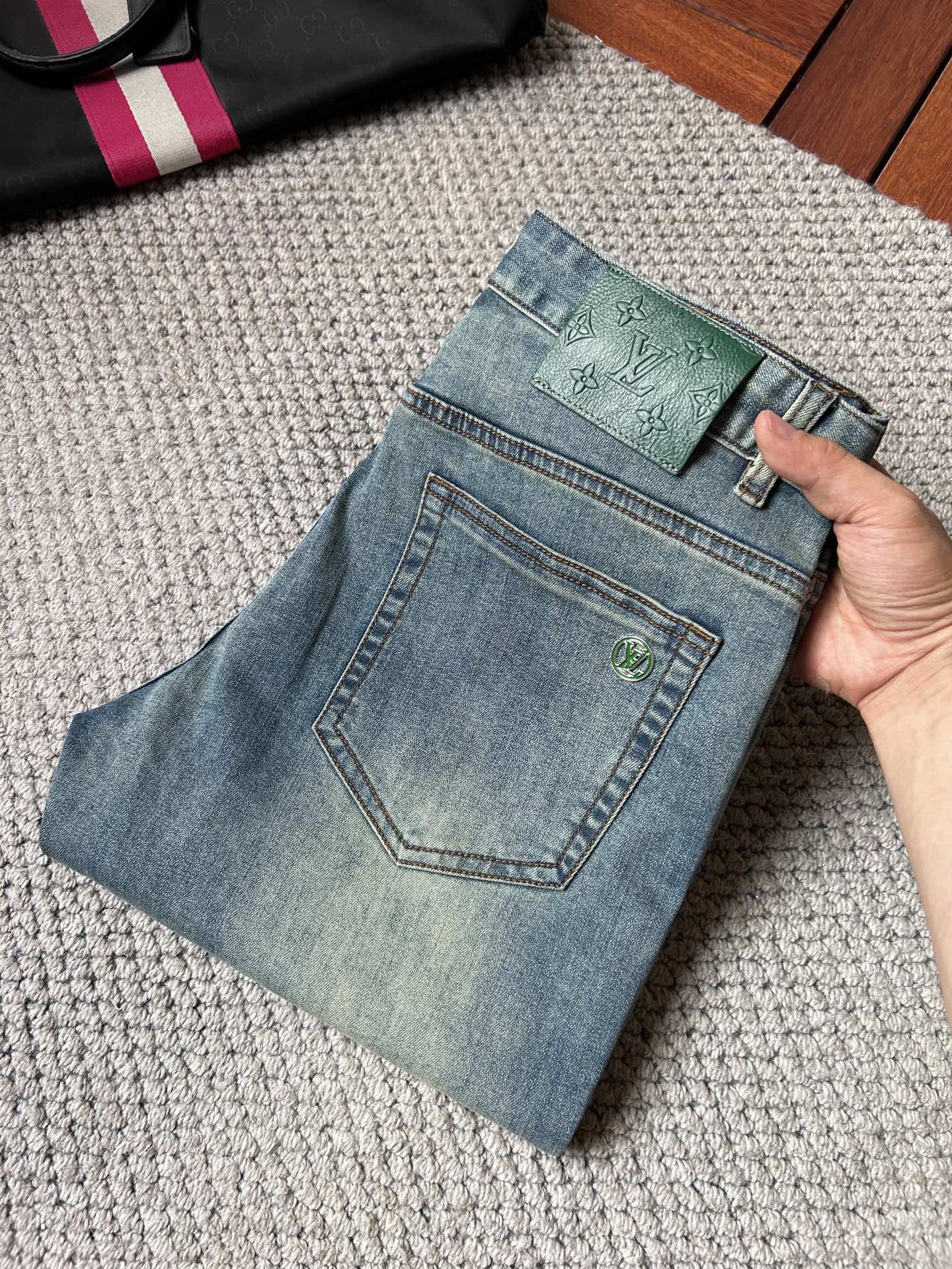 NO:927140,LV’s spring and summer slim straight jeans!  Heavy fermentation and washing process, lyocell color-locked denim fabric, elastic upper body, very comfortable, very classy to wear, needless to say the style and cut of the pants, the G net logo is highly recognizable!  Truly a first-class top trendy product!  Really top-notch jeans with outstanding quality. They have been washed with heavy fermentation and milling to make them very soft!  The upper body is absolutely stylish!  !  !  Size 29——3837,,louis vuitton,jeans,19860909LV‘’春夏修身直筒牛仔裤！重工酵磨水洗工艺,莱赛尔锁色牛仔面料,带弹力上身非常舒适,穿出去非常有档次,裤型款式和裁剪亦无需多言 ,G网Logo辨识度极高！真正一等一顶级潮品！真正殿堂级的牛仔裤,品质卓然,经过重工酵磨水洗使得裤子很柔软！上身绝对的有型！！！尺码29——3837,,louis vuitton,jeans,,Men's clothing