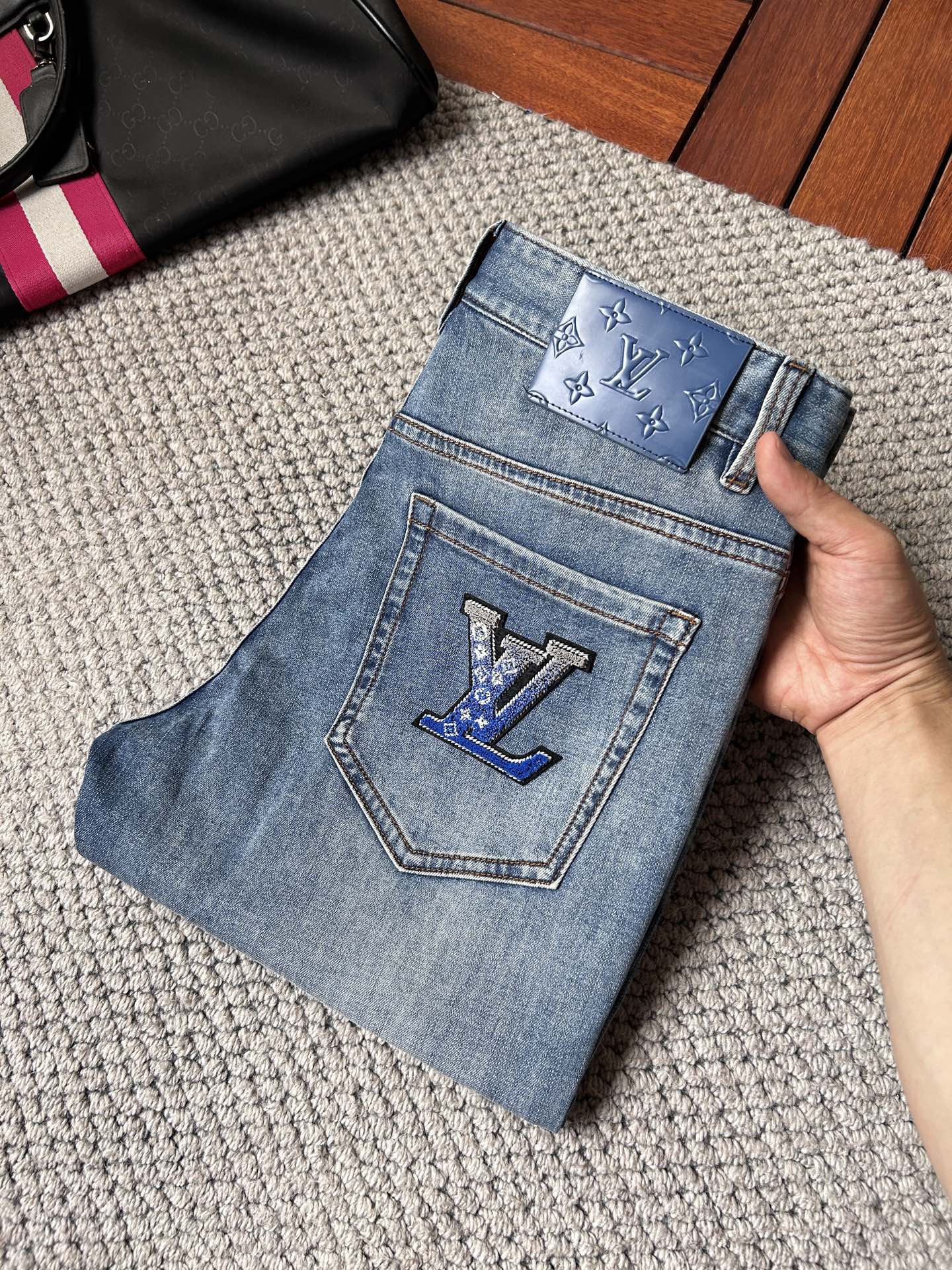 NO:906591,LV’s spring and summer slim straight jeans!  Heavy fermentation and washing process, lyocell color-locked denim fabric, elastic upper body, very comfortable, very classy to wear, needless to say the style and cut of the pants, the G net logo is highly recognizable!  Truly a first-class top trendy product!  Really top-notch jeans with outstanding quality. They have been washed with heavy fermentation and milling to make them very soft!  The upper body is absolutely stylish!  !  !  Size 29——3837,,louis vuitton,jeans,19860909LV‘’春夏修身直筒牛仔裤！重工酵磨水洗工艺,莱赛尔锁色牛仔面料,带弹力上身非常舒适,穿出去非常有档次,裤型款式和裁剪亦无需多言 ,G网Logo辨识度极高！真正一等一顶级潮品！真正殿堂级的牛仔裤,品质卓然,经过重工酵磨水洗使得裤子很柔软！上身绝对的有型！！！尺码29——3837,,louis vuitton,jeans,,Men's clothing