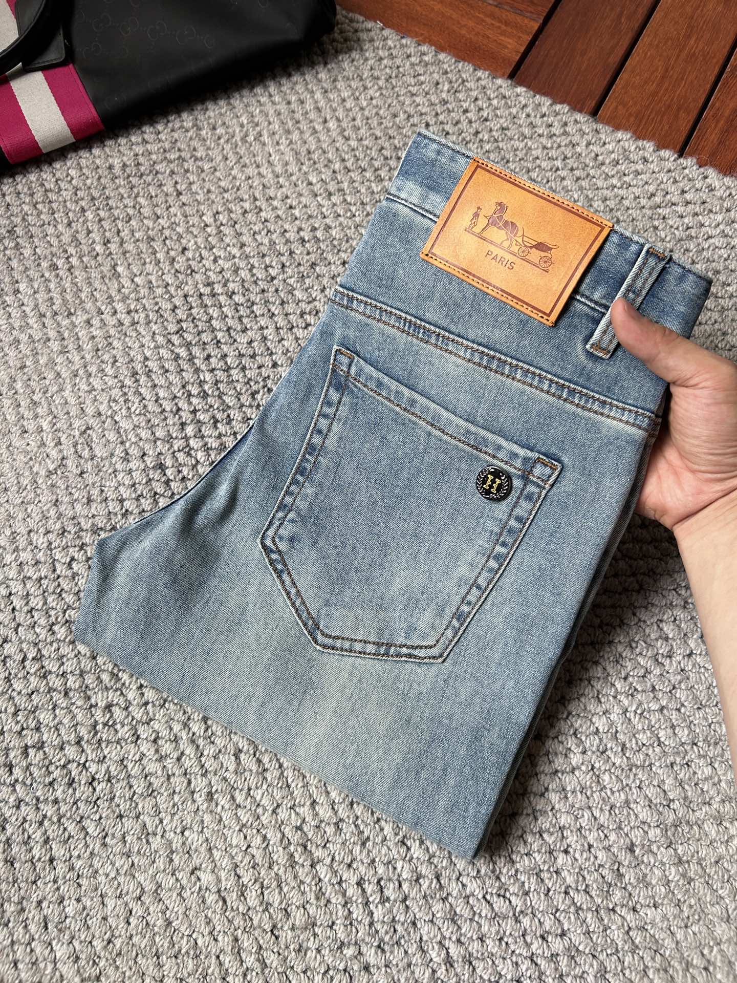 NO:871727,Hermès spring and summer jeans!  Heavy fermentation and washing process, lyocell color-locked denim fabric, elastic upper body, very comfortable, very classy to wear, needless to say the style and cut of the pants, the G net logo is highly recognizable!  Truly a first-class top trendy product!  Really top-notch jeans with outstanding quality. They have been washed with heavy fermentation and milling to make them very soft!  The upper body is absolutely stylish!  !  !  Size 29——3837,,hermes,jeans,19860909爱马仕春夏牛仔裤！重工酵磨水洗工艺,莱赛尔锁色牛仔面料,带弹力上身非常舒适,穿出去非常有档次,裤型款式和裁剪亦无需多言 ,G网Logo辨识度极高！真正一等一顶级潮品！真正殿堂级的牛仔裤,品质卓然,经过重工酵磨水洗使得裤子很柔软！上身绝对的有型！！！尺码29——3837,,hermes,jeans,,Men's clothing