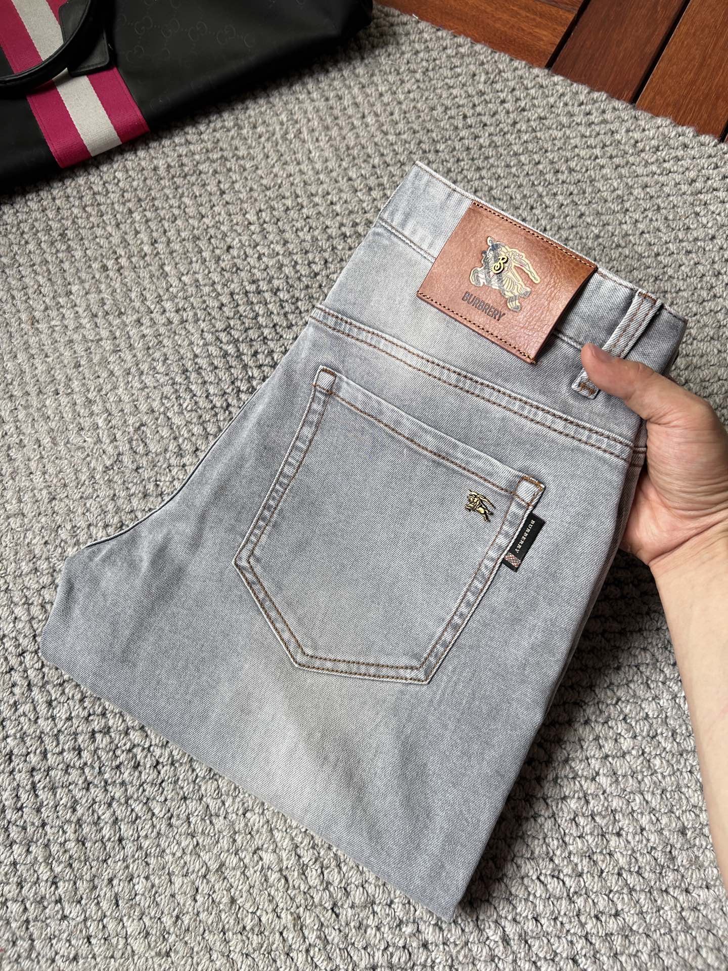 NO:871736,Burberry spring and summer jeans!  Heavy fermentation and washing process, lyocell color-locked denim fabric, elastic upper body, very comfortable, very classy to wear, needless to say the style and cut of the pants, the G net logo is highly recognizable!  Truly a first-class top trendy product!  Really top-notch jeans with outstanding quality. They have been washed with heavy fermentation and milling to make them very soft!  The upper body is absolutely stylish!  !  !  Size 29——3837,,burberry,jeans,19860909巴宝莉春夏牛仔裤！重工酵磨水洗工艺,莱赛尔锁色牛仔面料,带弹力上身非常舒适,穿出去非常有档次,裤型款式和裁剪亦无需多言 ,G网Logo辨识度极高！真正一等一顶级潮品！真正殿堂级的牛仔裤,品质卓然,经过重工酵磨水洗使得裤子很柔软！上身绝对的有型！！！尺码29——3837,,burberry,jeans,,Men's clothing