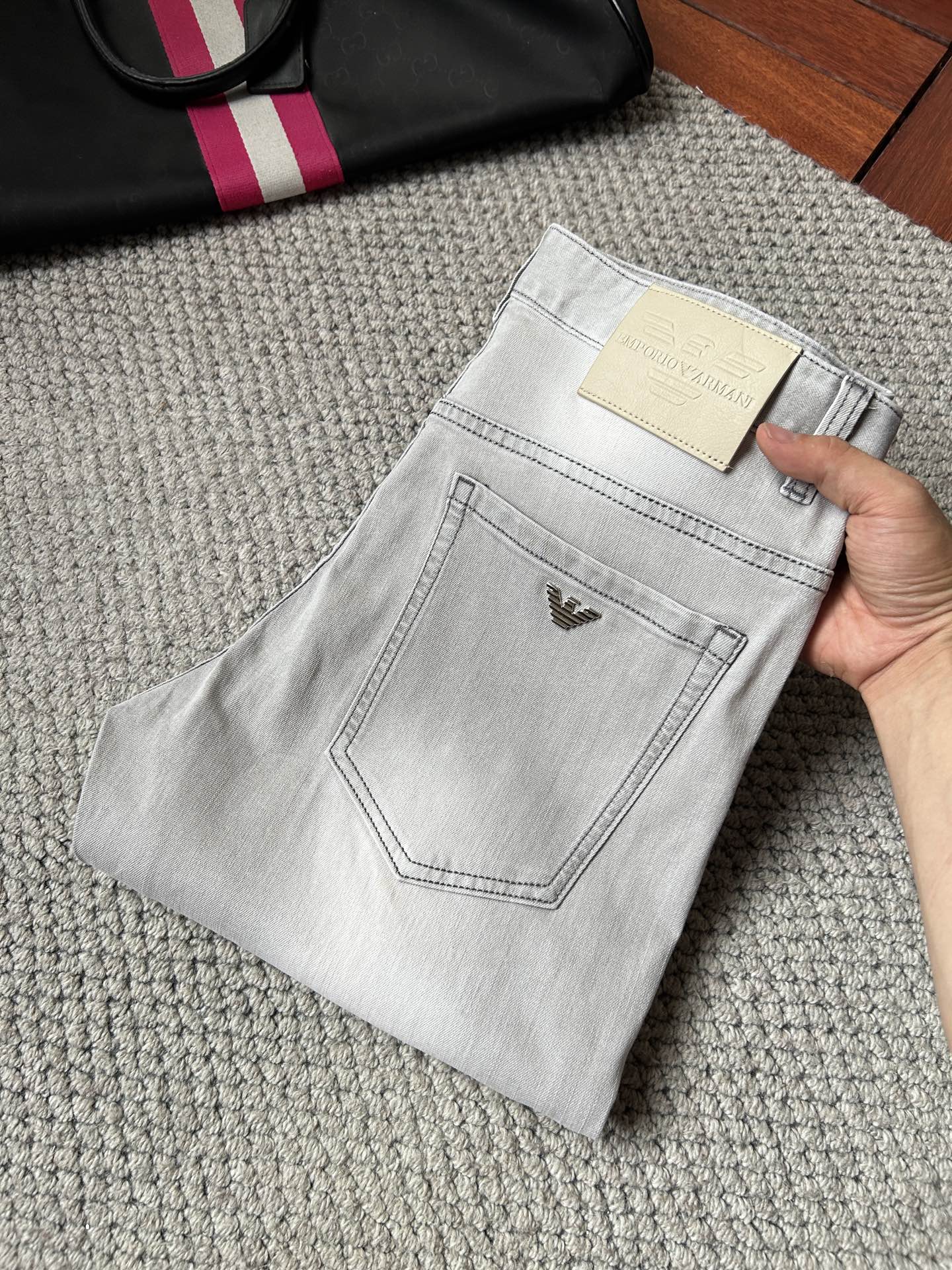 NO:906595,Amma’s spring and summer slim straight jeans!  Heavy fermentation and washing process, lyocell color-locked denim fabric, elastic upper body, very comfortable, very classy to wear, needless to say the style and cut of the pants, the G net logo is highly recognizable!  Truly a first-class top trendy product!  Really top-notch jeans with outstanding quality. They have been washed with heavy fermentation and milling to make them very soft!  The upper body is absolutely stylish!  !  !  Size 29——3837,,jeans,19860909阿玛‘’春夏修身直筒牛仔裤！重工酵磨水洗工艺,莱赛尔锁色牛仔面料,带弹力上身非常舒适,穿出去非常有档次,裤型款式和裁剪亦无需多言 ,G网Logo辨识度极高！真正一等一顶级潮品！真正殿堂级的牛仔裤,品质卓然,经过重工酵磨水洗使得裤子很柔软！上身绝对的有型！！！尺码29——3837,,jeans,,Men's clothing