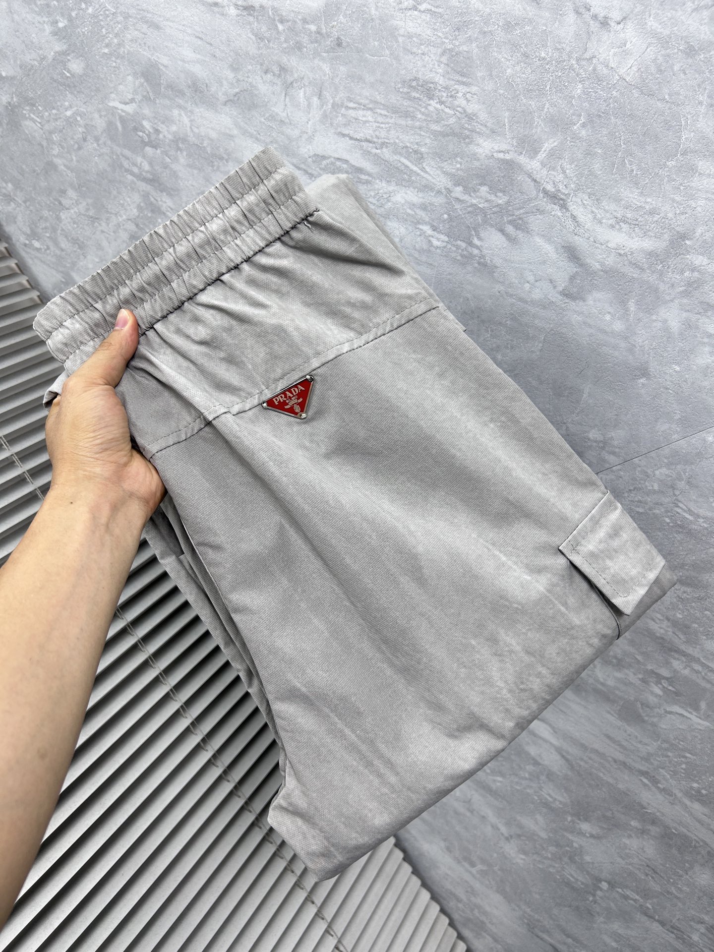 NO:906681,Pula’26ss summer new men’s casual workwear casual trousers, advanced custom-made technical breathable fabrics for summer, high breathability and comfort, impeccable details, customized development of accessories, what you see is what you get, reflecting high quality. It feels delicate and soft!  Three-dimensional cutting, simple and fashionable, and the upper body shape is awesome!  Size M-4XL (shipped next day),, prada,19860909普拉’26ss夏季新款男士休闲工装休闲裤长裤 高级定制夏季专用科技透气面料 透气舒适度高,细节无可挑剔,辅料定制开发,所见即所得,体现高品质.手感细腻柔软！立体裁剪,简单时尚,上身版型超赞！码数M-4XL（隔天出货）,,prada,,Men's clothing