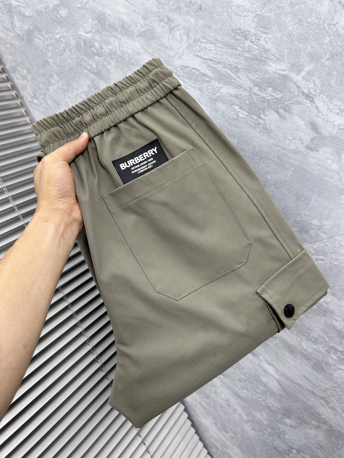 NO:906689,Babao’26ss summer new men’s casual workwear casual trousers, advanced customized summer-specific technical breathable fabrics with high breathability and comfort, impeccable details, customized development of accessories, what you see is what you get, reflecting high quality. It feels delicate and soft!  Three-dimensional cutting, simple and fashionable, and the upper body shape is awesome!  Size M-4XL (shipped next day),,burberry,19860909巴宝’26ss夏季新款男士休闲工装休闲裤长裤 高级定制夏季专用科技透气面料 透气舒适度高,细节无可挑剔,辅料定制开发,所见即所得,体现高品质.手感细腻柔软！立体裁剪,简单时尚,上身版型超赞！码数M-4XL（隔天出货）,,burberry,,Men's clothing