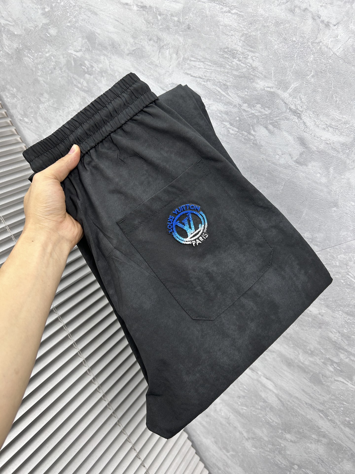 NO:906652,LV’26ss new summer men’s casual workwear casual trousers, advanced custom-made technical breathable fabrics for summer, with high breathability and comfort, impeccable details, customized development of accessories, what you see is what you get, reflecting high quality. It feels delicate and soft!  Three-dimensional cutting, simple and fashionable, and the upper body shape is awesome!  Size M-4XL (shipped next day),,louis vuitton,19860909LV’26ss夏季新款男士休闲工装休闲裤长裤 高级定制夏季专用科技透气面料 透气舒适度高,细节无可挑剔,辅料定制开发,所见即所得,体现高品质.手感细腻柔软！立体裁剪,简单时尚,上身版型超赞！码数M-4XL（隔天出货）,,louis vuitton,,Men's clothing
