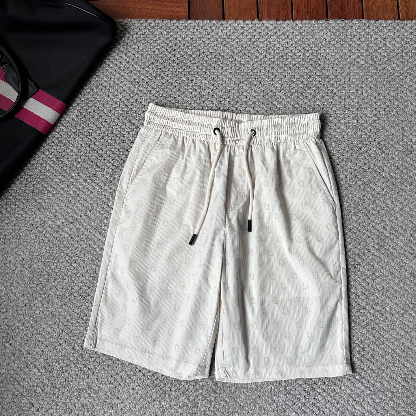 NO:926721,dr2026 summer new original counter casual shorts, luxury classic brand original LOGO accessories, counter best-selling style, very comfortable to wear, low-key yet luxurious, and very classy to wear. Needless to say, the trousers style and cut are exquisite and high-end, first-class and top-quality materials. Really palace-level casual pants. The cotton from Turkey is of outstanding quality. After heavy washing, the pants are very soft!  Don't be picky. The upper body is absolutely stylish and extremely luxurious. Please state your height and weight when placing an order for sizes M-4XL.,,shorts,19860909dr2026夏季新款原单专柜休闲短裤,奢华经典品牌原版LOGO配饰 专柜热销款 身穿着非常舒适 低调不失奢华 穿出去非常有档次 裤型款式和裁剪亦无需多言 上身精致跃然高档一等一顶级质料 真正殿堂级的休闲裤 选用土耳其的棉花品质卓然,经过重水洗使得裤子很柔软！不挑人 上身绝对的有型 极度奢华. 尺码M-4XL下单报身高体重.,,shorts,,Men's clothing