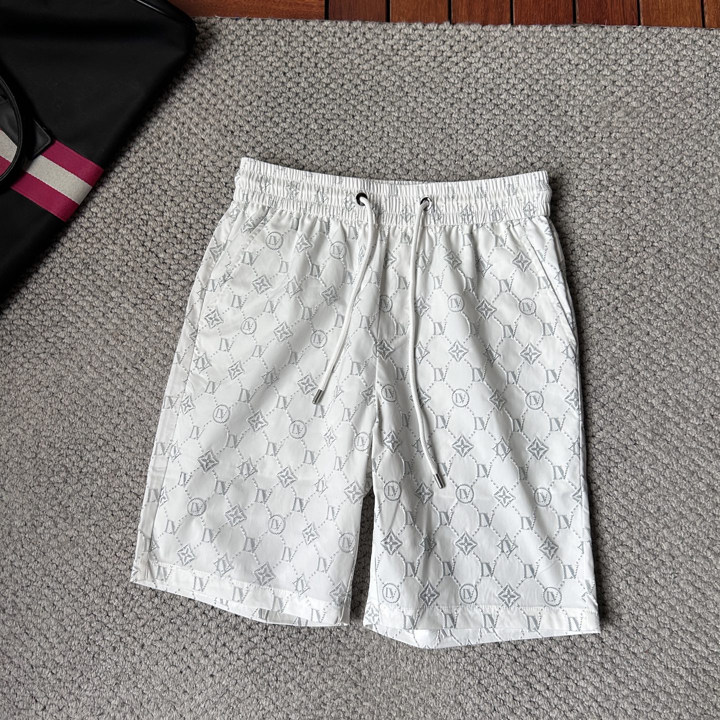 NO:926709,LV2026 summer new original counter casual shorts, luxury classic brand original LOGO accessories, counter best-selling style. Very comfortable to wear, low-key yet luxurious, very classy to wear. Needless to say the trousers style and tailoring. The upper body is exquisite and high-end, first-class and top-quality materials. Really palace-level casual pants. The cotton from Turkey is of outstanding quality. After heavy washing, the pants are very soft!  Don't be picky. The upper body is absolutely stylish and extremely luxurious. Please quote your height and weight when ordering sizes M-4XL.,,louis vuitton,shorts,19860909LV2026夏季新款原单专柜休闲短裤,奢华经典品牌原版LOGO配饰 专柜热销款 身穿着非常舒适 低调不失奢华 穿出去非常有档次 裤型款式和裁剪亦无需多言 上身精致跃然高档一等一顶级质料 真正殿堂级的休闲裤 选用土耳其的棉花品质卓然,经过重水洗使得裤子很柔软！不挑人 上身绝对的有型 极度奢华. 尺码M-4XL下单报身高体重.,,louis vuitton,shorts,,Men's clothing