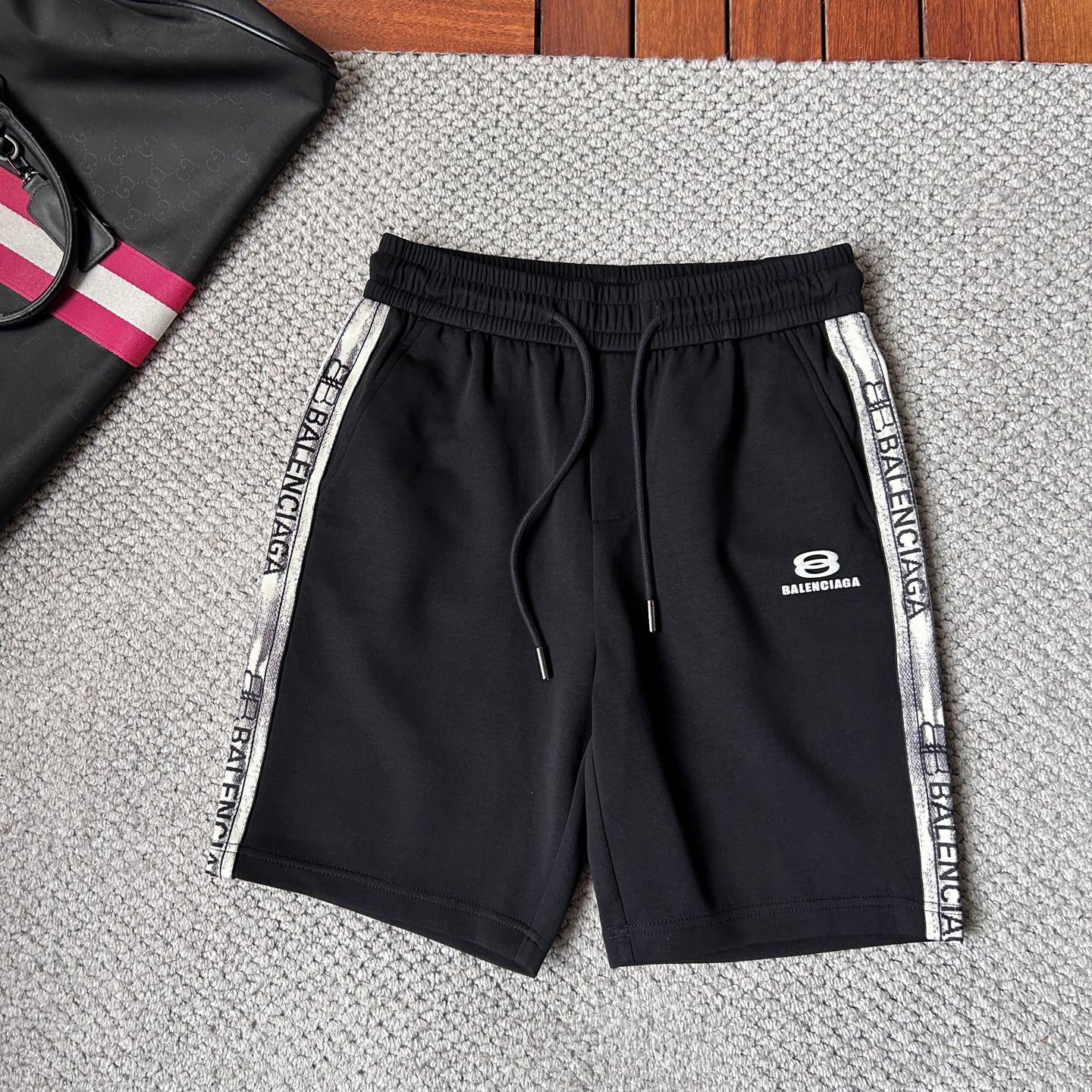 NO:906643,Paris 2026 summer new original counter casual shorts, luxury classic brand original LOGO accessories, counter best-selling style. Very comfortable to wear, low-key yet luxurious, very classy to wear. Needless to say the trousers style and cut. The upper body is exquisite and high-end, first-class and top-quality materials. Really palace-level casual pants. The cotton of Turkey is selected for its outstanding quality. After heavy washing, the pants are very soft!  Don't be picky. The upper body is absolutely stylish and extremely luxurious. Please state your height and weight when placing an order for sizes M-4XL.,,shorts,19860909巴黎 2026夏季新款原单专柜休闲短裤,奢华经典品牌原版LOGO配饰 专柜热销款 身穿着非常舒适 低调不失奢华 穿出去非常有档次 裤型款式和裁剪亦无需多言 上身精致跃然高档一等一顶级质料 真正殿堂级的休闲裤 选用土耳其的棉花品质卓然,经过重水洗使得裤子很柔软！不挑人 上身绝对的有型 极度奢华. 尺码M-4XL下单报身高体重.,,shorts,,Men's clothing