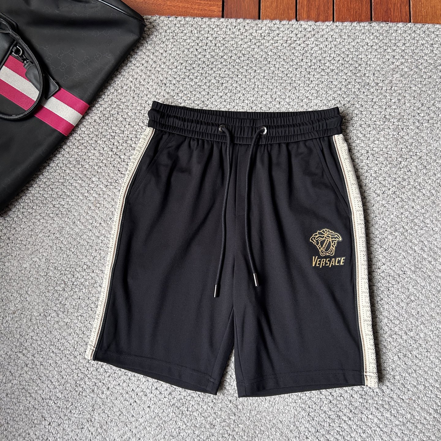 NO:906648,Versace 2026 summer new original counter casual shorts, luxury classic brand original LOGO accessories, counter best-selling model. Very comfortable to wear, low-key yet luxurious, very classy to wear. Needless to say the trousers style and tailoring. The upper body is exquisite and high-end, first-class and top-quality materials. Really palace-level casual pants. The cotton of Turkey is of outstanding quality. After heavy washing, the pants are very soft!  Don't be picky. The upper body is absolutely stylish and extremely luxurious. Please state your height and weight when ordering sizes M-4XL.,,versace,shorts,19860909范思哲 2026夏季新款原单专柜休闲短裤,奢华经典品牌原版LOGO配饰 专柜热销款 身穿着非常舒适 低调不失奢华 穿出去非常有档次 裤型款式和裁剪亦无需多言 上身精致跃然高档一等一顶级质料 真正殿堂级的休闲裤 选用土耳其的棉花品质卓然,经过重水洗使得裤子很柔软！不挑人 上身绝对的有型 极度奢华. 尺码M-4XL下单报身高体重.,,versace,shorts,,Men's clothing