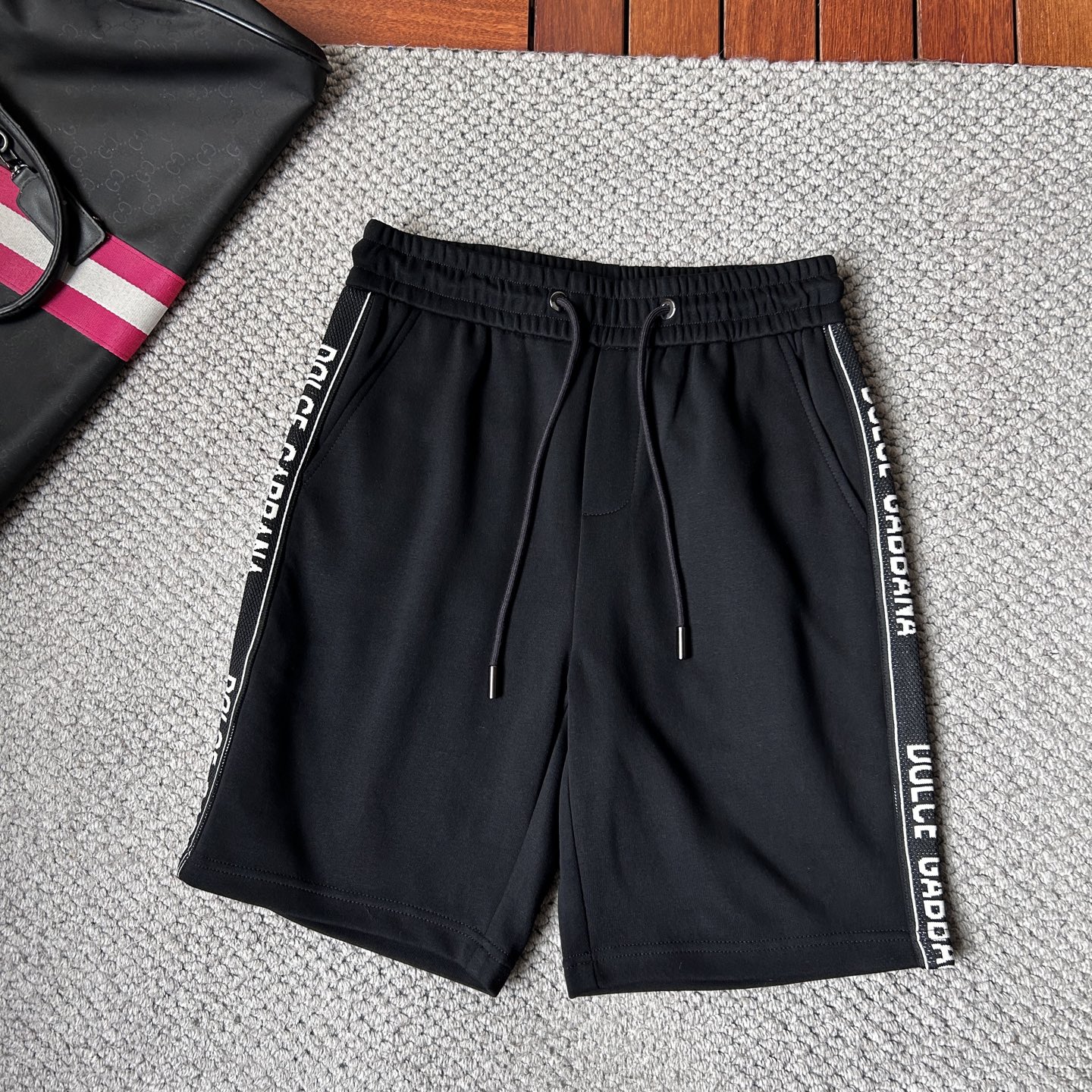 NO:926698,DG 2026 Summer New Original Counter Casual Shorts, Luxury Classic Brand Original LOGO Accessories, Best-Selling Counter, Very Comfortable to Wear, Low-key yet Luxurious, Very Classy to Wear. Needless to say, the style and tailoring of the trousers. The upper body is exquisite and high-end, made of first-class top quality materials. Really palace-level casual pants. The cotton of Turkey is selected for its outstanding quality. After heavy washing, the pants are very soft!  Don't be picky. The upper body is absolutely stylish and extremely luxurious. Please state your height and weight when placing an order for sizes M-4XL.,,shorts,19860909DG 2026夏季新款原单专柜休闲短裤,奢华经典品牌原版LOGO配饰 专柜热销款 身穿着非常舒适 低调不失奢华 穿出去非常有档次 裤型款式和裁剪亦无需多言 上身精致跃然高档一等一顶级质料 真正殿堂级的休闲裤 选用土耳其的棉花品质卓然,经过重水洗使得裤子很柔软！不挑人 上身绝对的有型 极度奢华. 尺码M-4XL下单报身高体重.,,shorts,,Men's clothing