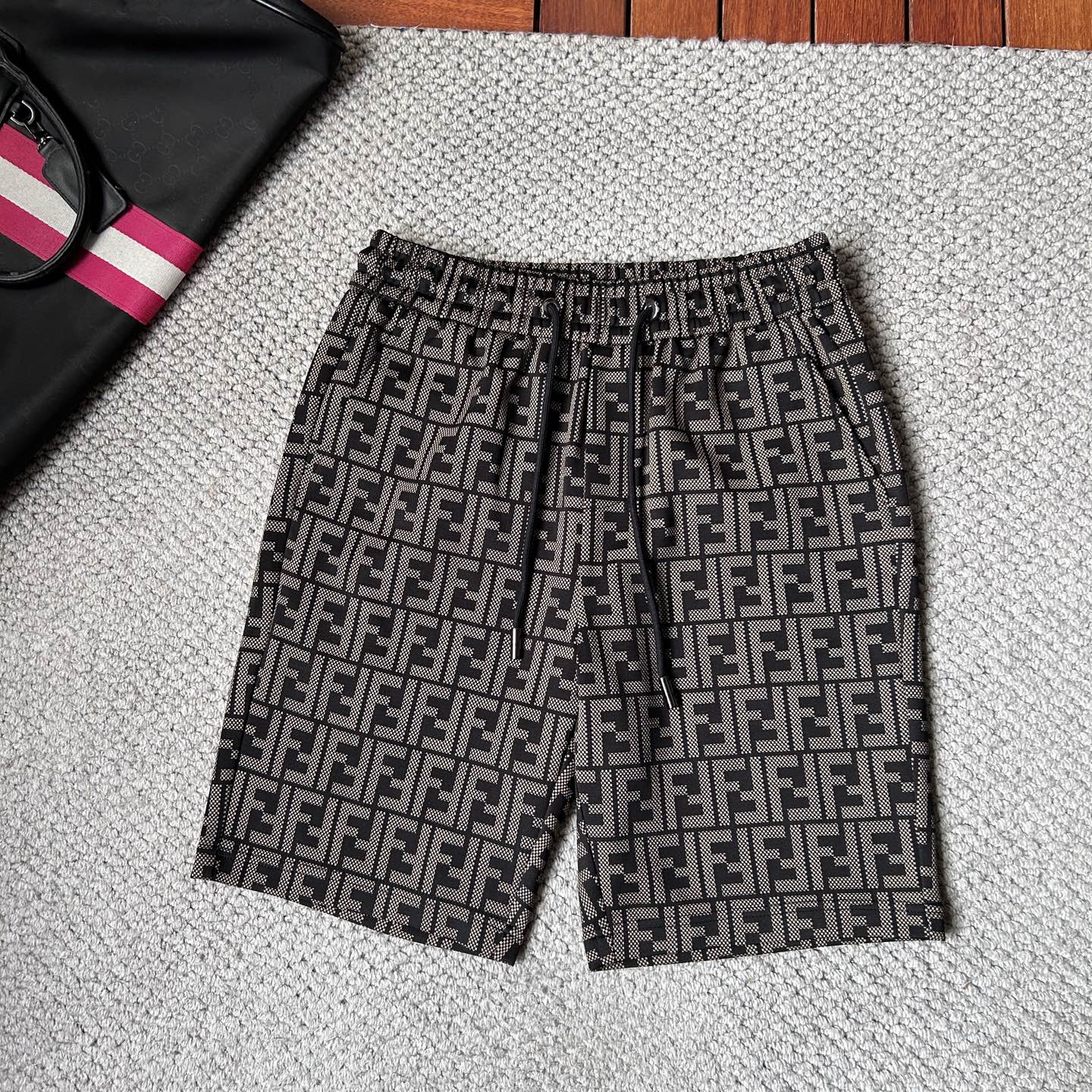 NO:926686,Fen's new 2026 summer original counter casual shorts, luxury classic brand original LOGO accessories, counter best-selling style, very comfortable to wear, low-key yet luxurious, very classy to wear. Needless to say the trousers style and tailoring, the upper body is exquisite and high-end, first-class and top-quality materials. Really palace-level casual trousers are made of Turkish cotton of outstanding quality. After heavy washing, the pants are very soft!  Don't be picky. The upper body is absolutely stylish and extremely luxurious. Please state your height and weight when placing an order for sizes M-4XL.,,shorts,19860909芬‘’2026夏季新款原单专柜休闲短裤,奢华经典品牌原版LOGO配饰 专柜热销款 身穿着非常舒适 低调不失奢华 穿出去非常有档次 裤型款式和裁剪亦无需多言 上身精致跃然高档一等一顶级质料 真正殿堂级的休闲裤 选用土耳其的棉花品质卓然,经过重水洗使得裤子很柔软！不挑人 上身绝对的有型 极度奢华. 尺码M-4XL下单报身高体重.,,shorts,,Men's clothing