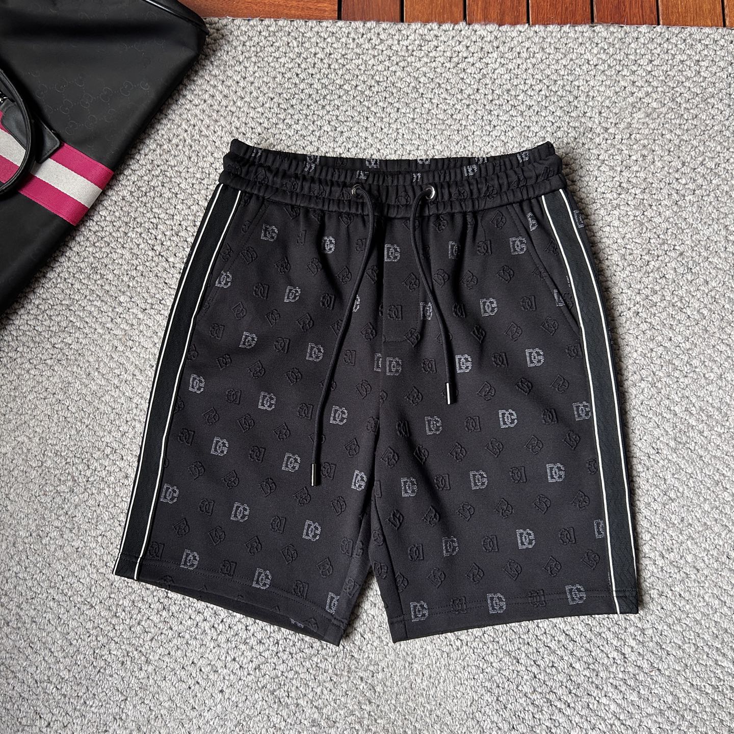 NO:906651,DG 2026 Summer New Original Counter Casual Shorts, Luxury Classic Brand Original LOGO Accessories, Best-Selling Counter, Very Comfortable to Wear, Low-key yet Luxurious, Very Classy to Wear. Needless to say, the style and tailoring of the trousers. The upper body is exquisite and high-end, made of first-class top quality materials. Truly palace-level casual trousers are made of Turkish cotton of outstanding quality. After heavy washing, the pants are very soft!  Don't be picky. The upper body is absolutely stylish and extremely luxurious. Please state your height and weight when placing an order for sizes M-4XL.,,shorts,19860909DG 2026夏季新款原单专柜休闲短裤,奢华经典品牌原版LOGO配饰 专柜热销款 身穿着非常舒适 低调不失奢华 穿出去非常有档次 裤型款式和裁剪亦无需多言 上身精致跃然高档一等一顶级质料 真正殿堂级的休闲裤 选用土耳其的棉花品质卓然,经过重水洗使得裤子很柔软！不挑人 上身绝对的有型 极度奢华. 尺码M-4XL下单报身高体重.,,shorts,,Men's clothing