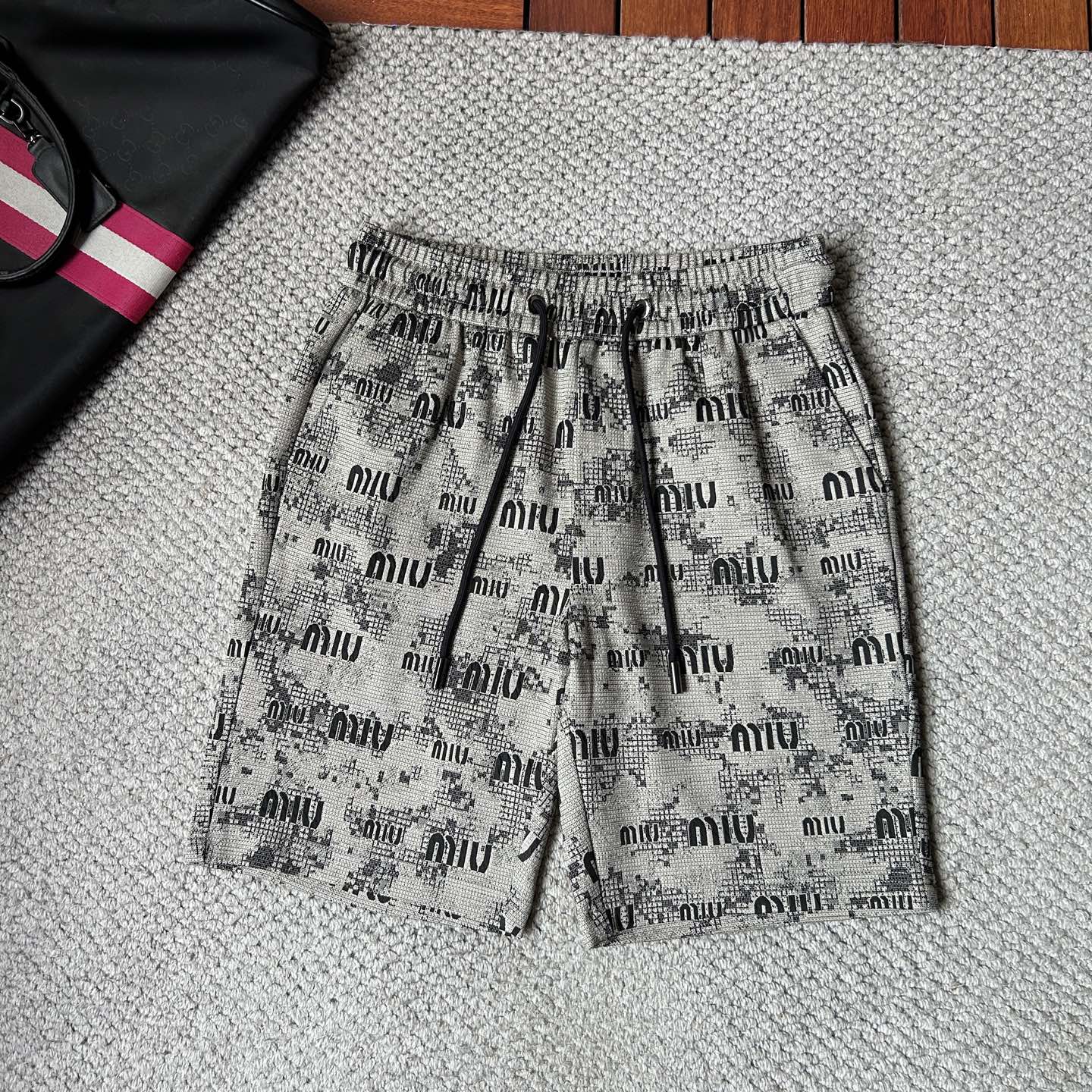 NO:906656,miu2026 summer new original counter casual shorts, luxury classic brand original LOGO accessories, counter best-selling style, very comfortable to wear, low-key yet luxurious, very classy to wear. Needless to say, the style and tailoring of the pants. The upper body is exquisite and high-end, first-class and top-quality materials. Really palace-level casual pants. The cotton of Turkey is selected for its outstanding quality. After heavy washing, the pants are very soft!  Don't be picky. The upper body is absolutely stylish and extremely luxurious. Please quote your height and weight when placing an order for sizes M-4XL.,,miumiu,shorts,19860909miu2026夏季新款原单专柜休闲短裤,奢华经典品牌原版LOGO配饰 专柜热销款 身穿着非常舒适 低调不失奢华 穿出去非常有档次 裤型款式和裁剪亦无需多言 上身精致跃然高档一等一顶级质料 真正殿堂级的休闲裤 选用土耳其的棉花品质卓然,经过重水洗使得裤子很柔软！不挑人 上身绝对的有型 极度奢华. 尺码M-4XL下单报身高体重.,,miumiu,shorts,,Men's clothing