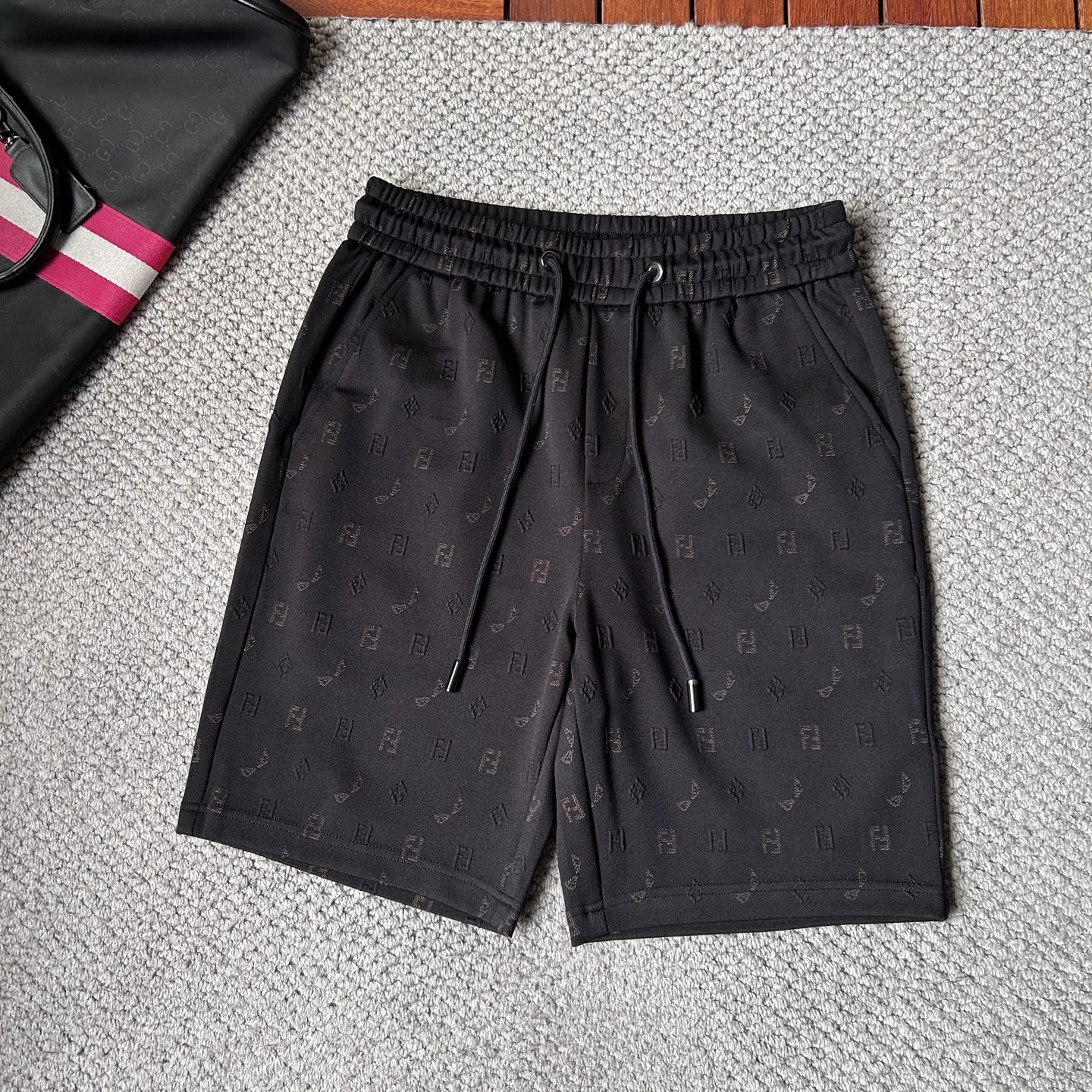 NO:906661,Fen's new 2026 summer original counter casual shorts, luxury classic brand original LOGO accessories, counter best-selling style, very comfortable to wear, low-key yet luxurious, very classy to wear. Needless to say the trousers style and tailoring, the upper body is exquisite and high-end, first-class and top-quality materials. Really palace-level casual trousers are made of Turkish cotton of outstanding quality. After heavy washing, the pants are very soft!  Don't be picky. The upper body is absolutely stylish and extremely luxurious. Please state your height and weight when placing an order for sizes M-4XL.,,shorts,19860909芬‘’2026夏季新款原单专柜休闲短裤,奢华经典品牌原版LOGO配饰 专柜热销款 身穿着非常舒适 低调不失奢华 穿出去非常有档次 裤型款式和裁剪亦无需多言 上身精致跃然高档一等一顶级质料 真正殿堂级的休闲裤 选用土耳其的棉花品质卓然,经过重水洗使得裤子很柔软！不挑人 上身绝对的有型 极度奢华. 尺码M-4XL下单报身高体重.,,shorts,,Men's clothing