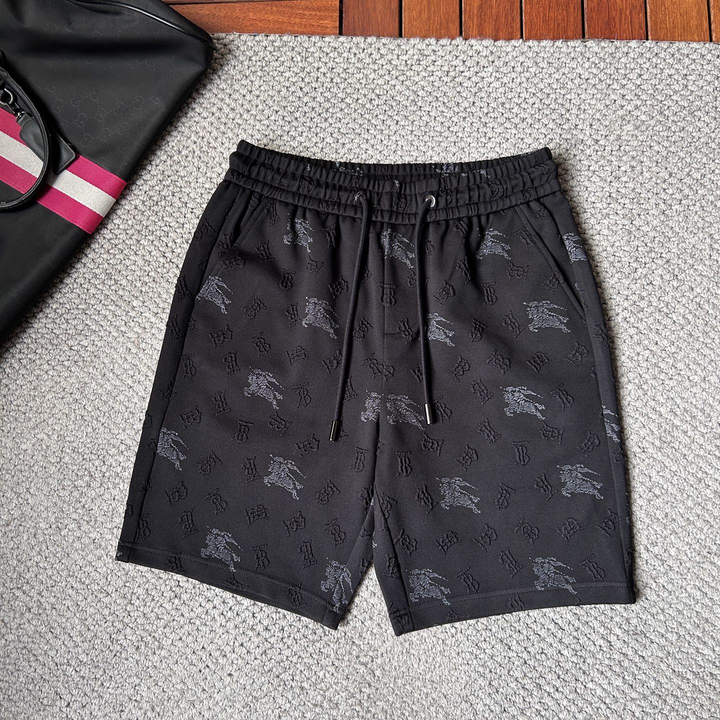 NO:926777,Baba's new 2026 summer original counter casual shorts, luxury classic brand original LOGO accessories, counter best-selling style, very comfortable to wear, low-key yet luxurious, very classy to wear. Needless to say the trousers style and tailoring, the upper body is exquisite and high-end, first-class and top-quality materials. Really palace-level casual pants. The cotton of Türkiye is of outstanding quality. After heavy washing, the pants are very soft!  Don't be picky. The upper body is absolutely stylish and extremely luxurious. Please state your height and weight when ordering sizes M-4XL.,,burberry,shorts,19860909巴宝‘’2026夏季新款原单专柜休闲短裤,奢华经典品牌原版LOGO配饰 专柜热销款 身穿着非常舒适 低调不失奢华 穿出去非常有档次 裤型款式和裁剪亦无需多言 上身精致跃然高档一等一顶级质料 真正殿堂级的休闲裤 选用土耳其的棉花品质卓然,经过重水洗使得裤子很柔软！不挑人 上身绝对的有型 极度奢华. 尺码M-4XL下单报身高体重.,,burberry,shorts,,Men's clothing