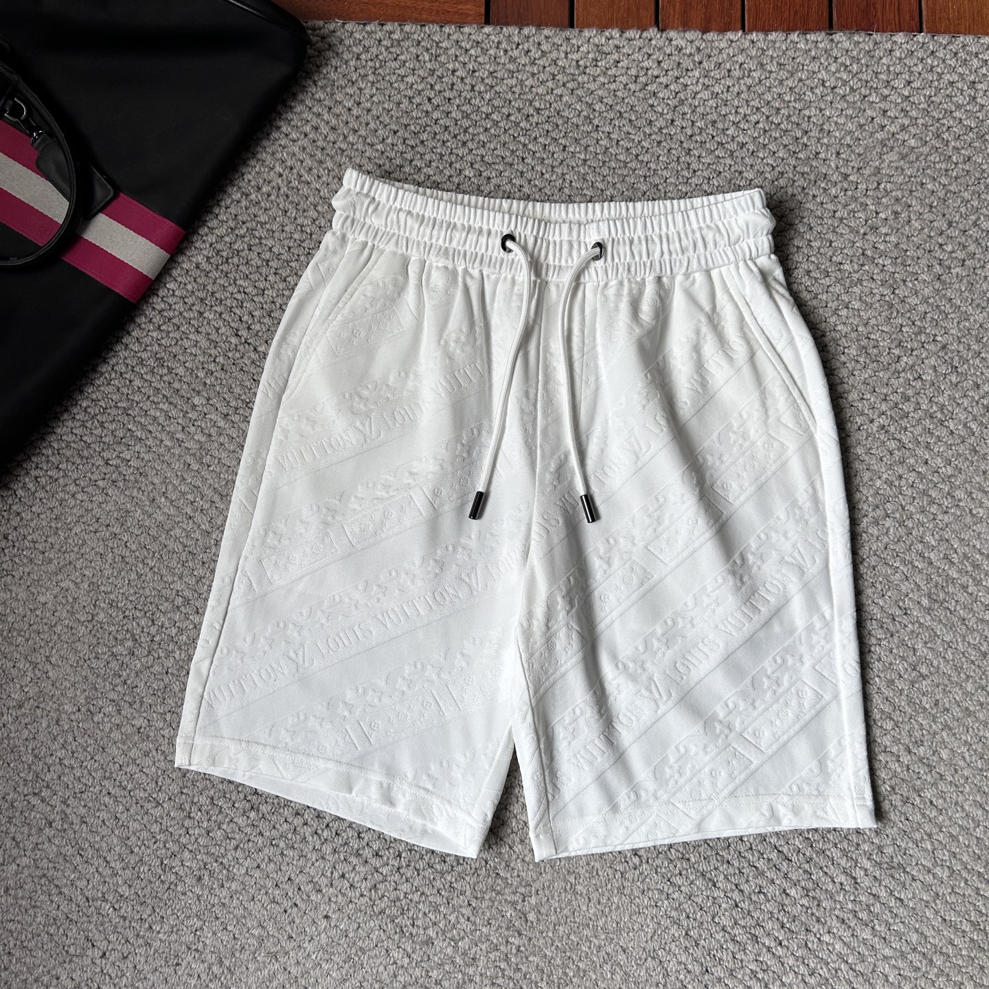 NO:906665,LV2026 summer new original counter casual shorts, luxury classic brand original LOGO accessories, counter best-selling style. Very comfortable to wear, low-key yet luxurious, very classy to wear. Needless to say the trousers style and tailoring. The upper body is exquisite and high-end, first-class and top-quality materials. Really palace-level casual pants. The cotton from Turkey is of outstanding quality. After heavy washing, the pants are very soft!  Don't be picky. The upper body is absolutely stylish and extremely luxurious. Please quote your height and weight when ordering sizes M-4XL.,,louis vuitton,shorts,19860909LV2026夏季新款原单专柜休闲短裤,奢华经典品牌原版LOGO配饰 专柜热销款 身穿着非常舒适 低调不失奢华 穿出去非常有档次 裤型款式和裁剪亦无需多言 上身精致跃然高档一等一顶级质料 真正殿堂级的休闲裤 选用土耳其的棉花品质卓然,经过重水洗使得裤子很柔软！不挑人 上身绝对的有型 极度奢华. 尺码M-4XL下单报身高体重.,,louis vuitton,shorts,,Men's clothing