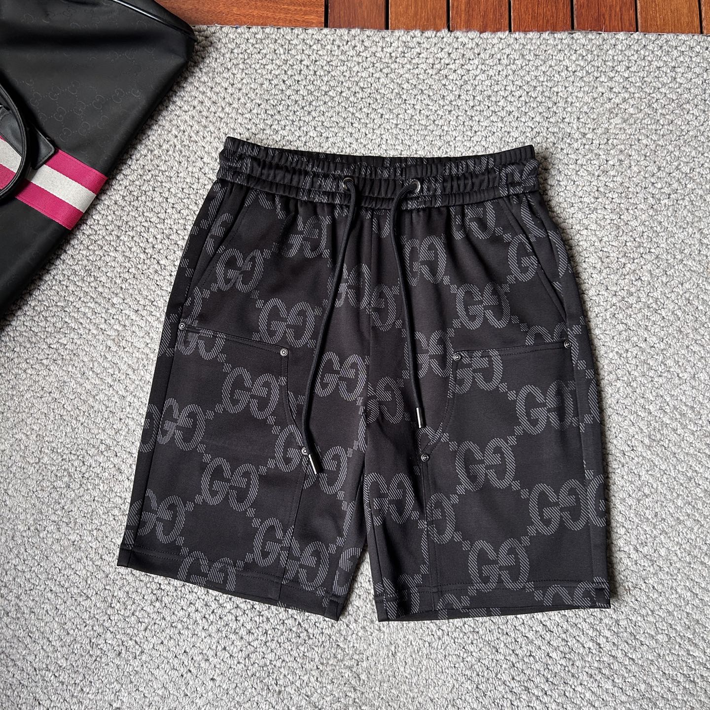 NO:906669,Gucci 2026 summer new original counter casual shorts, luxury classic brand original LOGO accessories, counter best-selling style. Very comfortable to wear, low-key yet luxurious, very classy to wear. Needless to say the trousers style and tailoring. The upper body is exquisite and high-end, first-class and top-quality materials. Really palace-level casual pants. The cotton of Turkey is selected for its outstanding quality. After heavy washing, the pants are very soft!  Don't be picky. The upper body is absolutely stylish and extremely luxurious. Please state your height and weight when placing an order for sizes M-4XL.,,shorts,19860909古奇 2026夏季新款原单专柜休闲短裤,奢华经典品牌原版LOGO配饰 专柜热销款 身穿着非常舒适 低调不失奢华 穿出去非常有档次 裤型款式和裁剪亦无需多言 上身精致跃然高档一等一顶级质料 真正殿堂级的休闲裤 选用土耳其的棉花品质卓然,经过重水洗使得裤子很柔软！不挑人 上身绝对的有型 极度奢华. 尺码M-4XL下单报身高体重.,,shorts,,Men's clothing