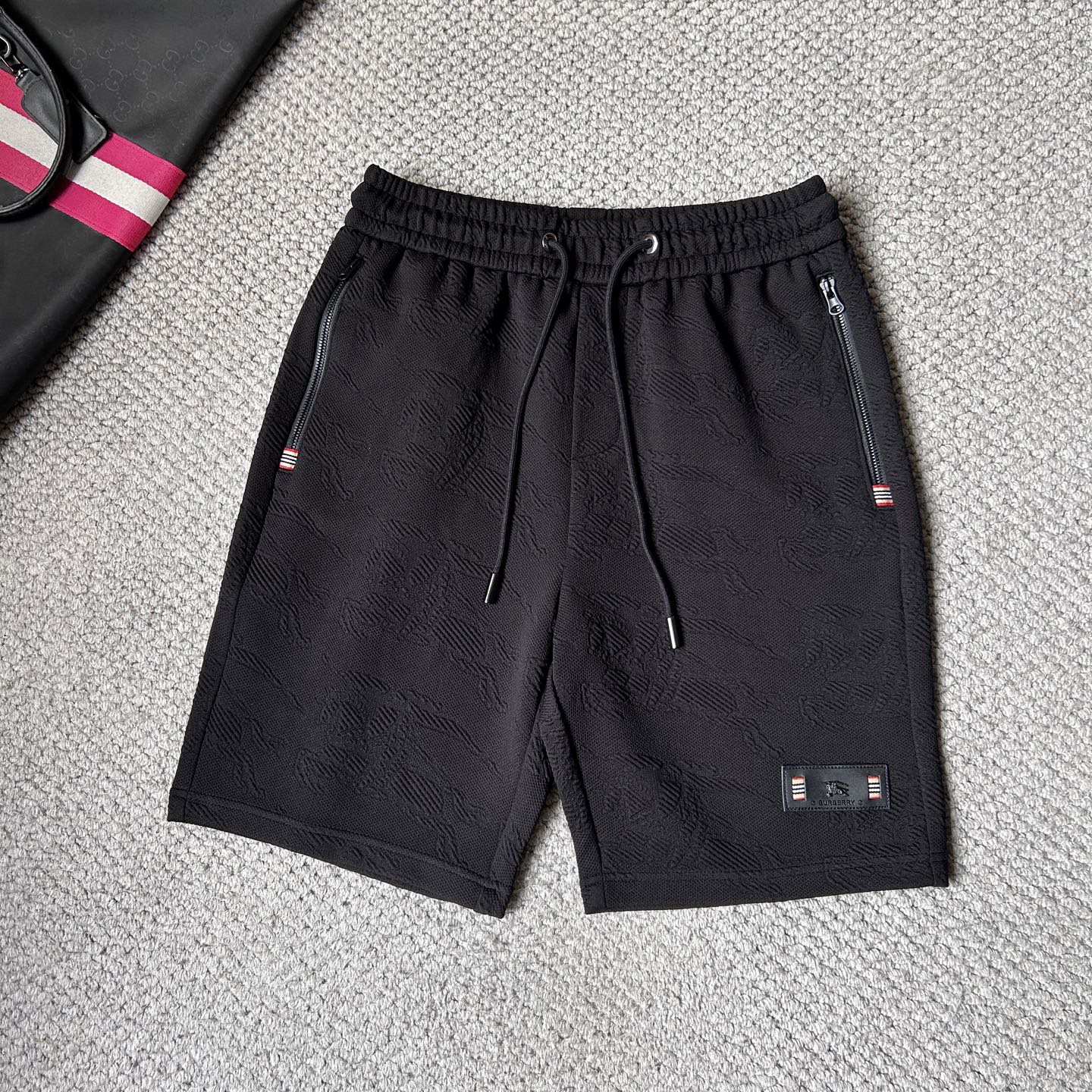NO:906673,Baba's new 2026 summer original counter casual shorts, luxury classic brand original LOGO accessories, counter best-selling style, very comfortable to wear, low-key yet luxurious, very classy to wear. Needless to say the trousers style and tailoring, the upper body is exquisite and high-end, first-class and top-quality materials. Really palace-level casual pants. The cotton of Türkiye is of outstanding quality. After heavy washing, the pants are very soft!  Don't be picky. The upper body is absolutely stylish and extremely luxurious. Please state your height and weight when ordering sizes M-4XL.,,burberry,shorts,19860909巴宝‘’2026夏季新款原单专柜休闲短裤,奢华经典品牌原版LOGO配饰 专柜热销款 身穿着非常舒适 低调不失奢华 穿出去非常有档次 裤型款式和裁剪亦无需多言 上身精致跃然高档一等一顶级质料 真正殿堂级的休闲裤 选用土耳其的棉花品质卓然,经过重水洗使得裤子很柔软！不挑人 上身绝对的有型 极度奢华. 尺码M-4XL下单报身高体重.,,burberry,shorts,,Men's clothing