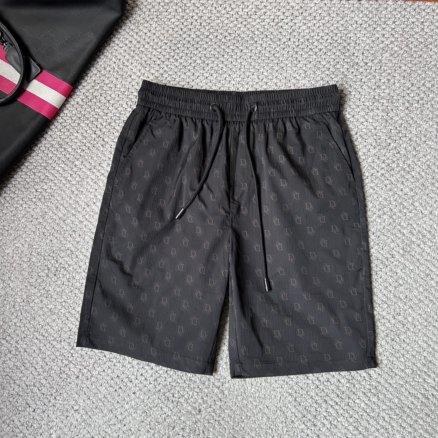 NO:906677,dr 2026 summer new original counter casual shorts, luxury classic brand original LOGO accessories, counter best-selling style. Very comfortable to wear, low-key yet luxurious, very classy to wear. Needless to say the trousers style and tailoring. The upper body is exquisite and high-end, first-class and top-quality materials. Really palace-level casual pants. The cotton from Turkey is of outstanding quality. After heavy washing, the pants are very soft!  Don't be picky. The upper body is absolutely stylish and extremely luxurious. Please state your height and weight when placing an order for sizes M-4XL.,,shorts,19860909dr 2026夏季新款原单专柜休闲短裤,奢华经典品牌原版LOGO配饰 专柜热销款 身穿着非常舒适 低调不失奢华 穿出去非常有档次 裤型款式和裁剪亦无需多言 上身精致跃然高档一等一顶级质料 真正殿堂级的休闲裤 选用土耳其的棉花品质卓然,经过重水洗使得裤子很柔软！不挑人 上身绝对的有型 极度奢华. 尺码M-4XL下单报身高体重.,,shorts,,Men's clothing