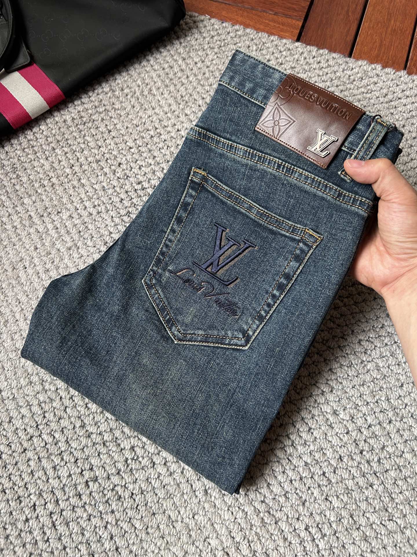 NO:918818,LV's '26 new jeans counter's best-selling model shares taste and value. It is very comfortable to wear. It is low-key yet luxurious. It is very classy to wear, and the style and cut of the trousers are needless to say. The upper body is exquisite and vivid. Really first-class top quality materials. Really top-level casual pants, using Turkish cotton. The most famous denim fabric is produced with outstanding quality. After heavy washing, the pants are very soft. The straight-leg version is not picky. The upper body is absolutely stylish and extremely luxurious!  Code number 29-38.No 37,,louis vuitton,jeans,19860909LV ‘’26年新品牛仔裤专柜热销款 品味与价值共享 身穿着非常舒适 低调不失奢华 穿出去非常有档次,裤型款式和裁剪亦无需多言 上身精致跃然.真正一等一顶级质料 真正殿堂级的休闲裤,选用土耳其的棉花 生产出最有名的单宁布品质卓然 经过重水洗使得裤子很柔软 直脚的版型 不挑人 上身绝对的有型 极度奢华！码数29-38.无37,,louis vuitton,jeans,,Men's clothing