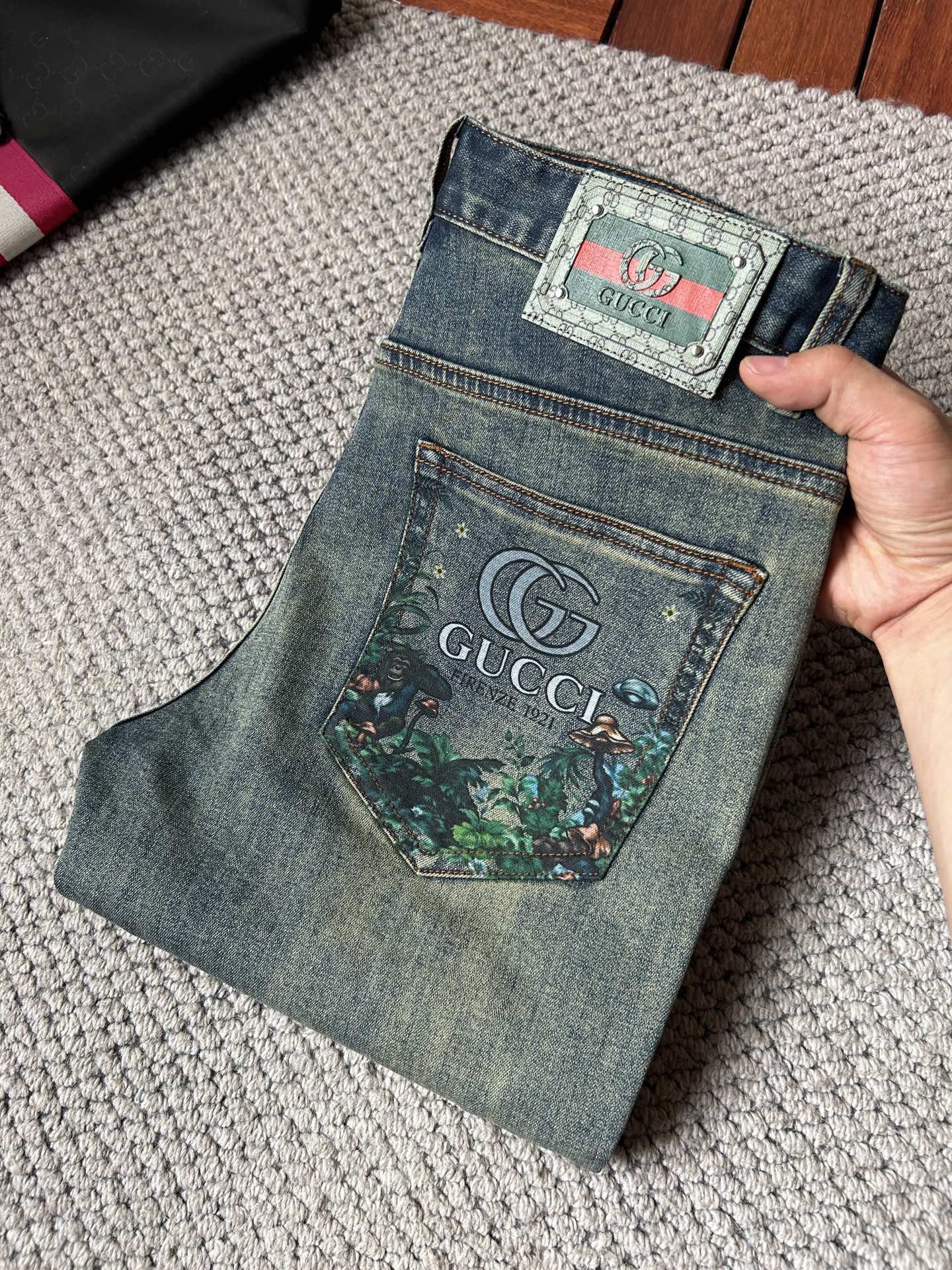 NO:918821,Gucci's '26 new jeans counter's best-selling model shares taste and value. It is very comfortable to wear. It is low-key yet luxurious. It is very classy to wear, and the style and cut of the trousers are needless to say. The upper body is exquisite and vivid. Really first-class and top-quality materials. Really top-level casual pants, using Turkish cotton. The most famous denim fabric is produced with outstanding quality. After heavy washing, the pants are very soft. The straight-leg version is not picky. The upper body is absolutely stylish and extremely luxurious!  Code number 29-38.No 37,,jeans,19860909古奇 ‘’26年新品牛仔裤专柜热销款 品味与价值共享 身穿着非常舒适 低调不失奢华 穿出去非常有档次,裤型款式和裁剪亦无需多言 上身精致跃然.真正一等一顶级质料 真正殿堂级的休闲裤,选用土耳其的棉花 生产出最有名的单宁布品质卓然 经过重水洗使得裤子很柔软 直脚的版型 不挑人 上身绝对的有型 极度奢华！码数29-38.无37,,jeans,,Men's clothing