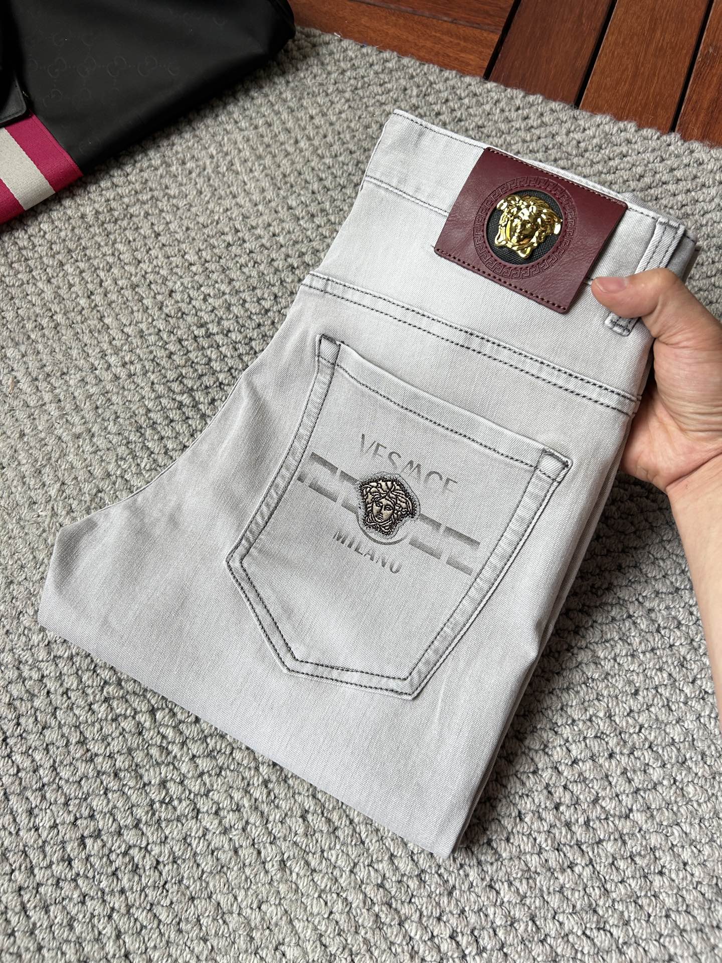 NO:918841,Versace's '26 new jeans counter's best-selling model shares taste and value. It is very comfortable to wear. It is low-key yet luxurious. It is very classy to wear, and the style and cut of the pants are needless to say. The upper body is exquisite and vivid. Really first-class top quality materials. Really top-level casual pants, using Turkish cotton. The most famous denim fabric is produced with excellent quality. After heavy washing, the pants are very soft. The straight-leg version is not picky and the upper body is absolutely stylish.  Extremely luxurious!  Code number 29-38. No 37,,versace,jeans,19860909范思哲 ‘’26年新品牛仔裤专柜热销款 品味与价值共享 身穿着非常舒适 低调不失奢华 穿出去非常有档次,裤型款式和裁剪亦无需多言 上身精致跃然.真正一等一顶级质料 真正殿堂级的休闲裤,选用土耳其的棉花 生产出最有名的单宁布品质卓然 经过重水洗使得裤子很柔软 直脚的版型 不挑人 上身绝对的有型 极度奢华！码数29-38.无37,,versace,jeans,,Men's clothing