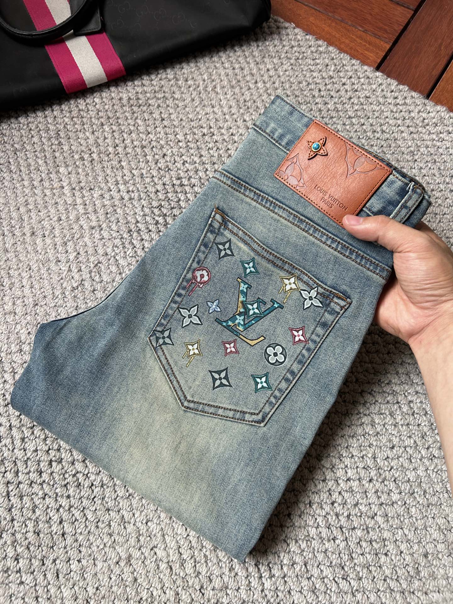 NO:918838,LV's '26 new jeans counter's best-selling model shares taste and value. It is very comfortable to wear. It is low-key yet luxurious. It is very classy to wear, and the style and cut of the trousers are needless to say. The upper body is exquisite and vivid. Really first-class top quality materials. Really top-level casual pants, using Turkish cotton. The most famous denim fabric is produced with outstanding quality. After heavy washing, the pants are very soft. The straight-leg version is not picky. The upper body is absolutely stylish and extremely luxurious!  Code number 29-38.No 37,,louis vuitton,jeans,19860909LV ‘’26年新品牛仔裤专柜热销款 品味与价值共享 身穿着非常舒适 低调不失奢华 穿出去非常有档次,裤型款式和裁剪亦无需多言 上身精致跃然.真正一等一顶级质料 真正殿堂级的休闲裤,选用土耳其的棉花 生产出最有名的单宁布品质卓然 经过重水洗使得裤子很柔软 直脚的版型 不挑人 上身绝对的有型 极度奢华！码数29-38.无37,,louis vuitton,jeans,,Men's clothing