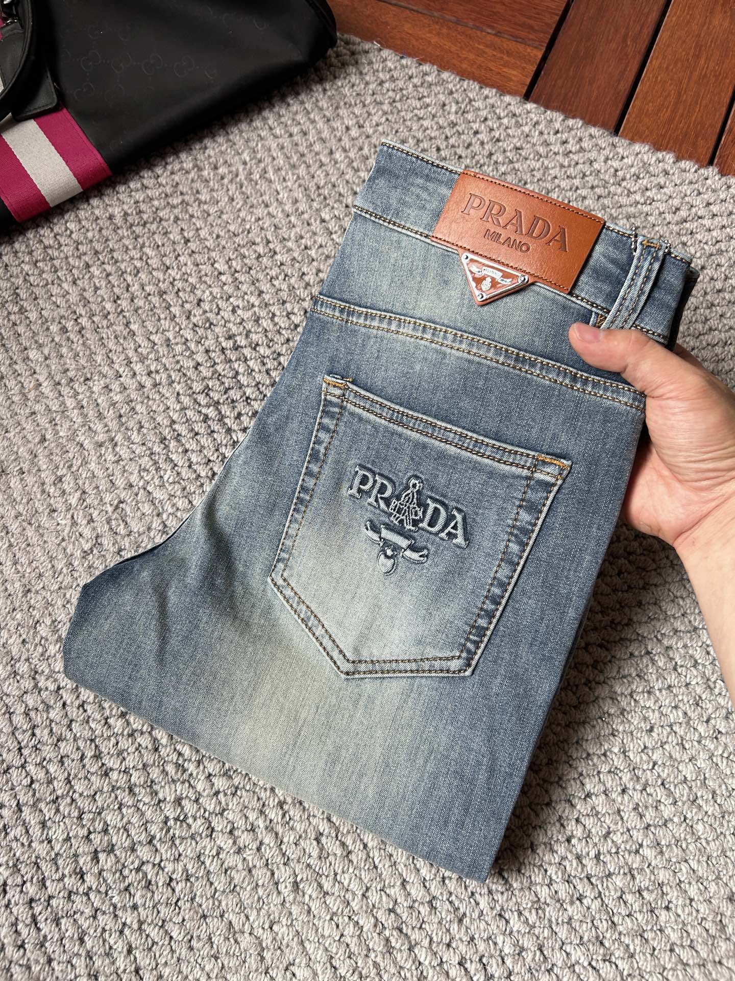 NO:918835,Prada's '26 new jeans counter's best-selling model shares taste and value. It is very comfortable to wear. It is low-key yet luxurious. It is very classy when worn. The style and cut of the pants are needless to say. The upper body is exquisite and vivid. Really first-class and top-quality materials. Really top-level casual pants, using Turkish cotton. The most famous denim fabric is produced with outstanding quality. After heavy washing, the pants are very soft. The straight-leg version is not picky. The upper body is absolutely stylish and extremely luxurious!  Code number 29-38.No 37,,prada,jeans,19860909普拉达 ‘’26年新品牛仔裤专柜热销款 品味与价值共享 身穿着非常舒适 低调不失奢华 穿出去非常有档次,裤型款式和裁剪亦无需多言 上身精致跃然.真正一等一顶级质料 真正殿堂级的休闲裤,选用土耳其的棉花 生产出最有名的单宁布品质卓然 经过重水洗使得裤子很柔软 直脚的版型 不挑人 上身绝对的有型 极度奢华！码数29-38.无37,,prada,jeans,,Men's clothing